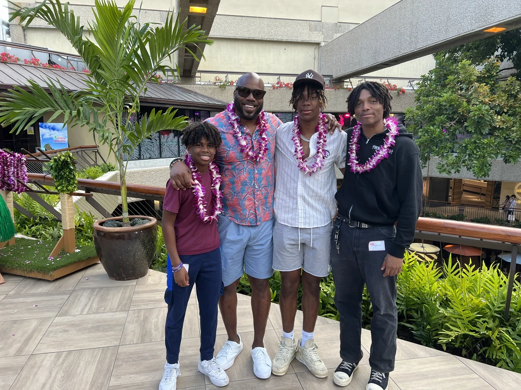 A view of the top of the eiffel tower