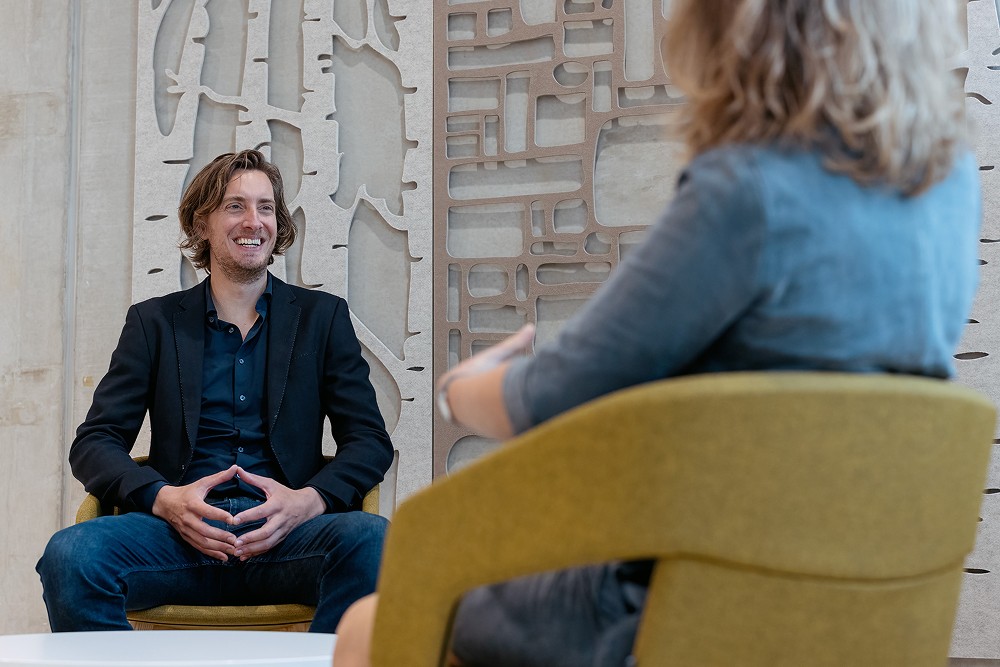 Bestuurder in een vertrouwelijk gesprek met een sparringpartner, een van de manieren om eenzaamheid aan de top te doorbreken