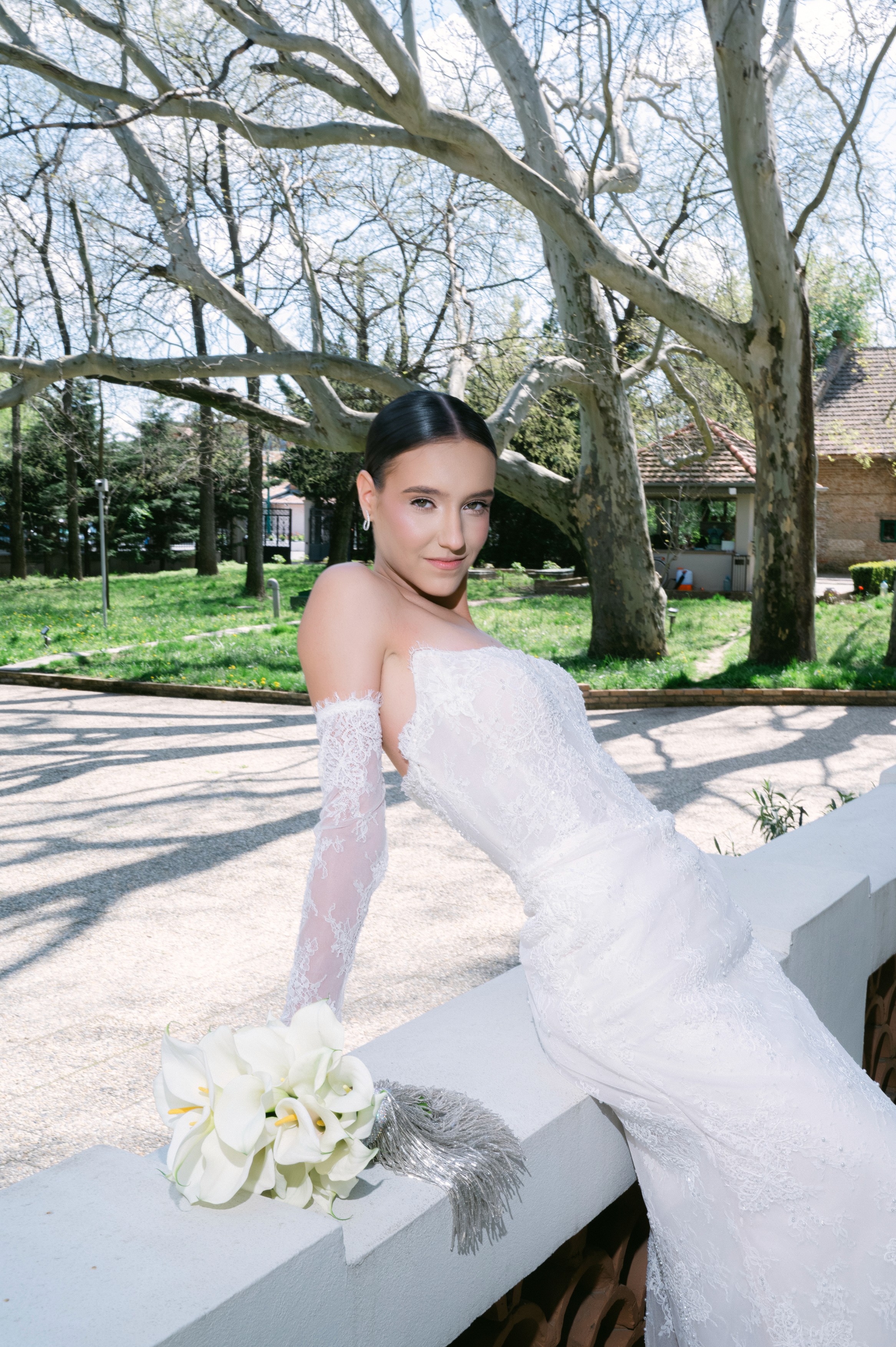 portret mireasă în lumină naturală, rochie de nuntă elegantă, fotografie Domeniul Manasia