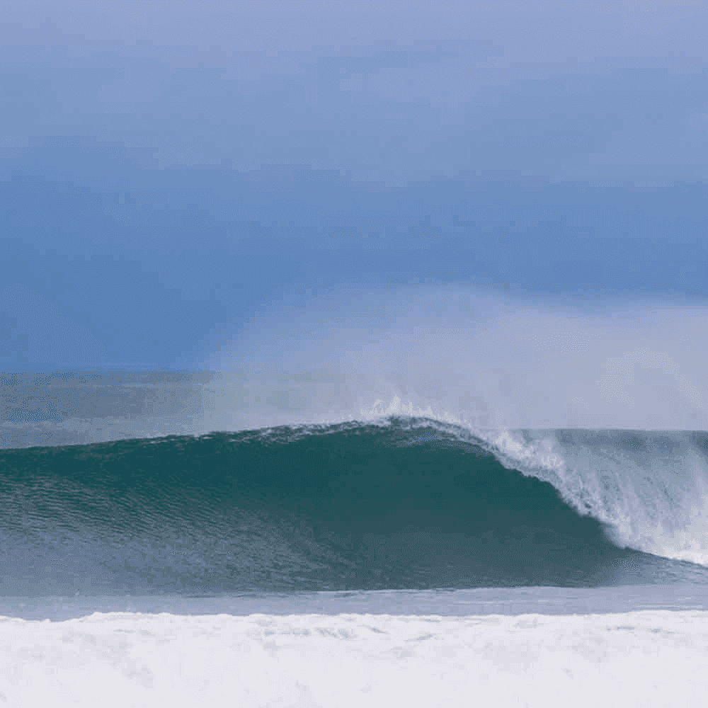 Large wave crashing on shore – surfboard rental in Hermosa