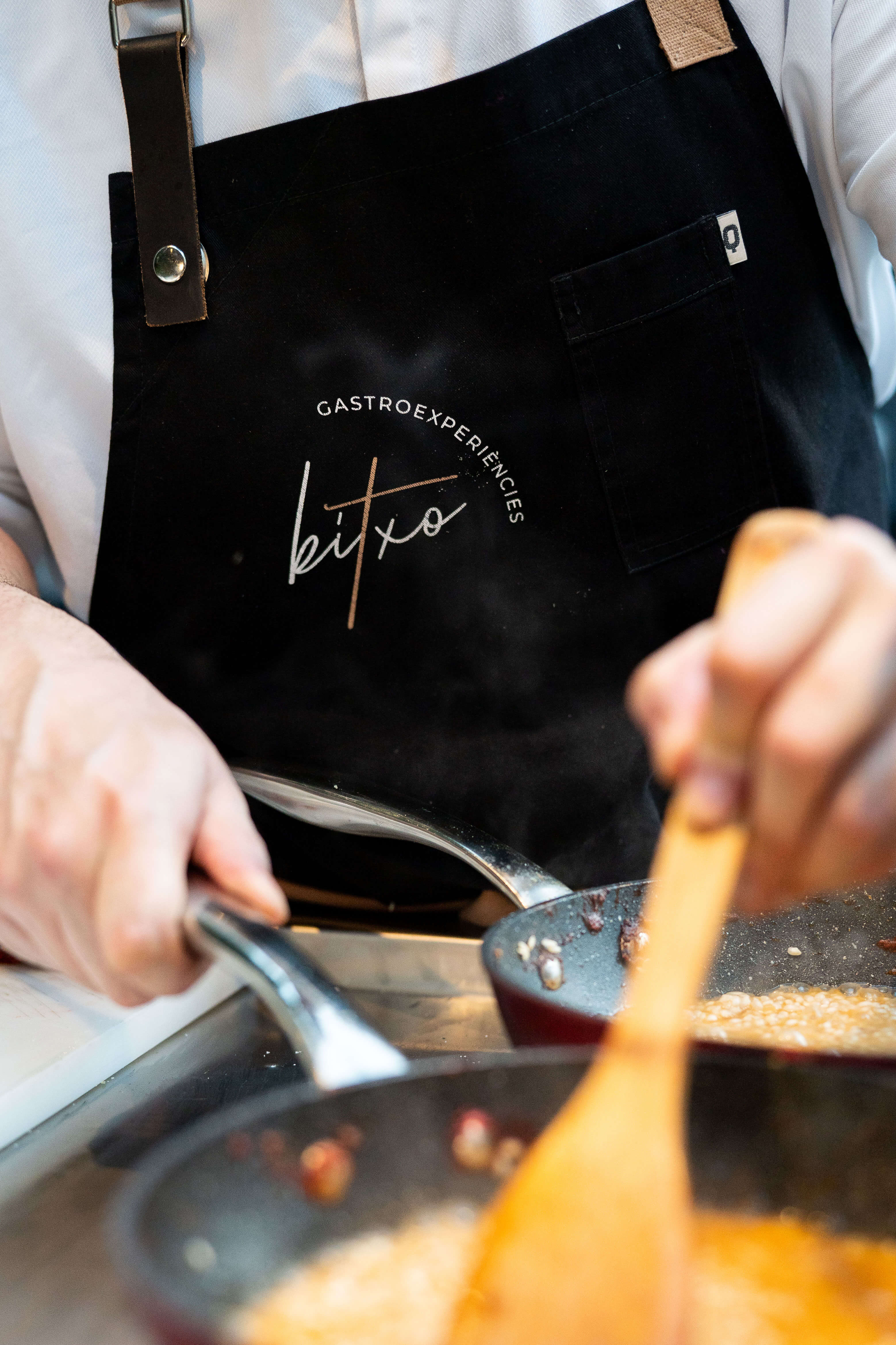 Manos de un chef de cocinando en una sarténb