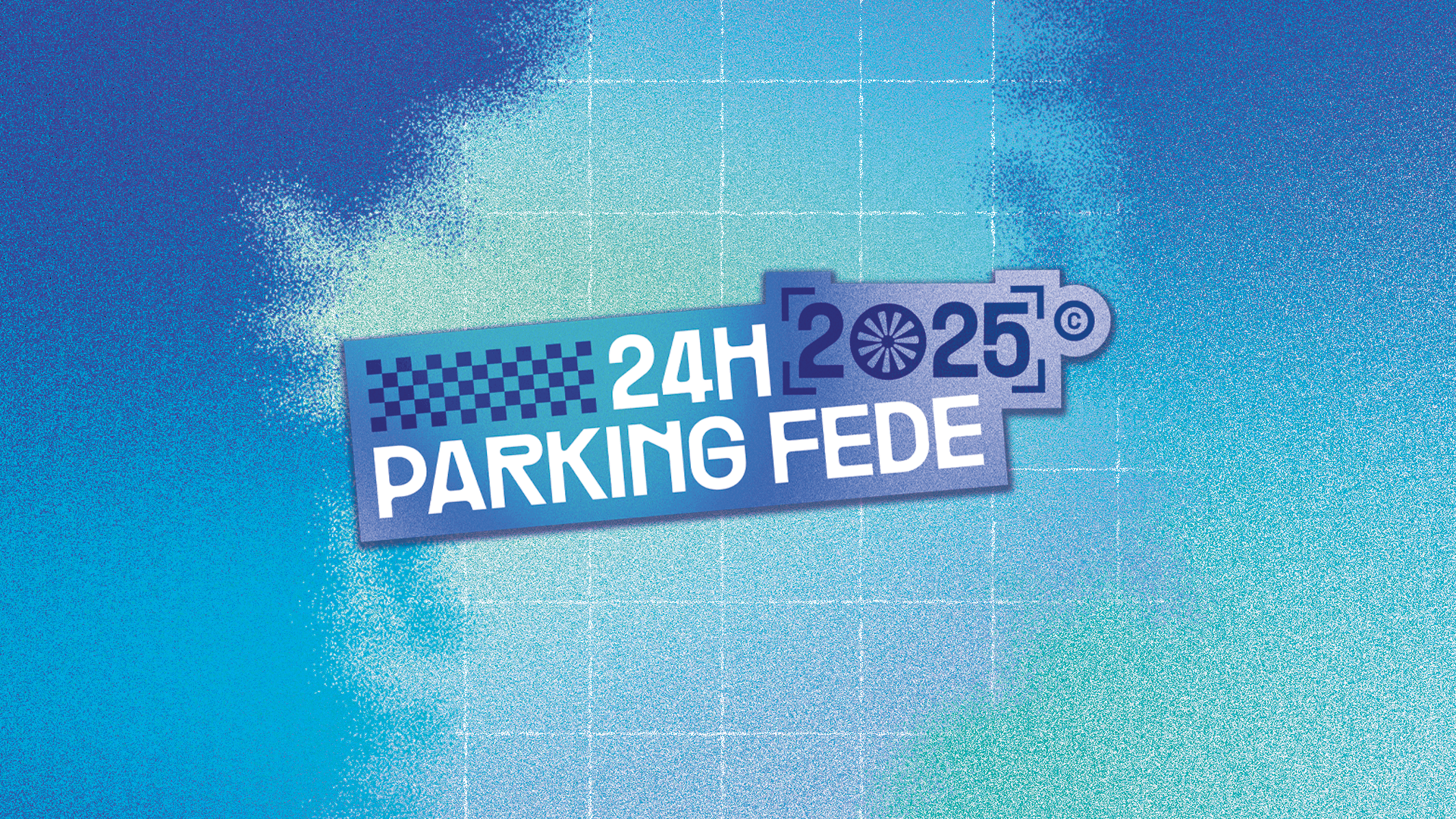 Un visuel événementiel bleu-vert vibrant mettant en avant le titre « 24H Parking Fédé 2025 » dans une typographie audacieuse et ludique. Le motif en damier combiné à un fond en dégradé dynamique apporte une ambiance sportive, énergique, clairement inspirée de l’univers de la course automobile.