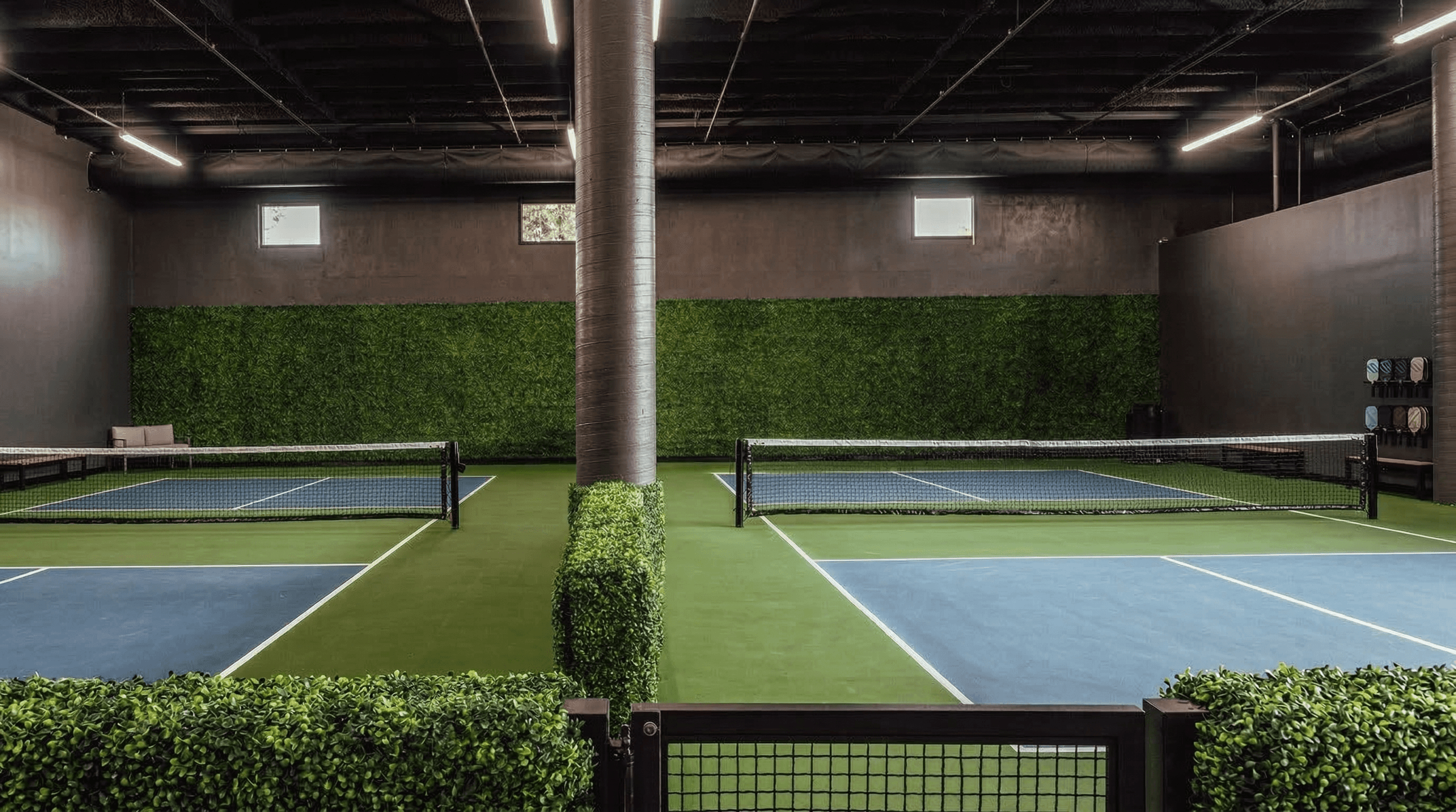 戶外木地板地板材料展示，露台花園實木地板配綠色陶瓷櫈，展現優質防腐木質感，適合香港戶外空間設計。