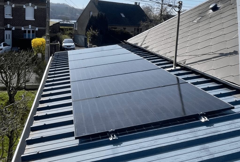 Photo d'un toit d’une maison à Péronne en France équipée de panneaux photovoltaïques dont l'installation a été faite par Solarock.