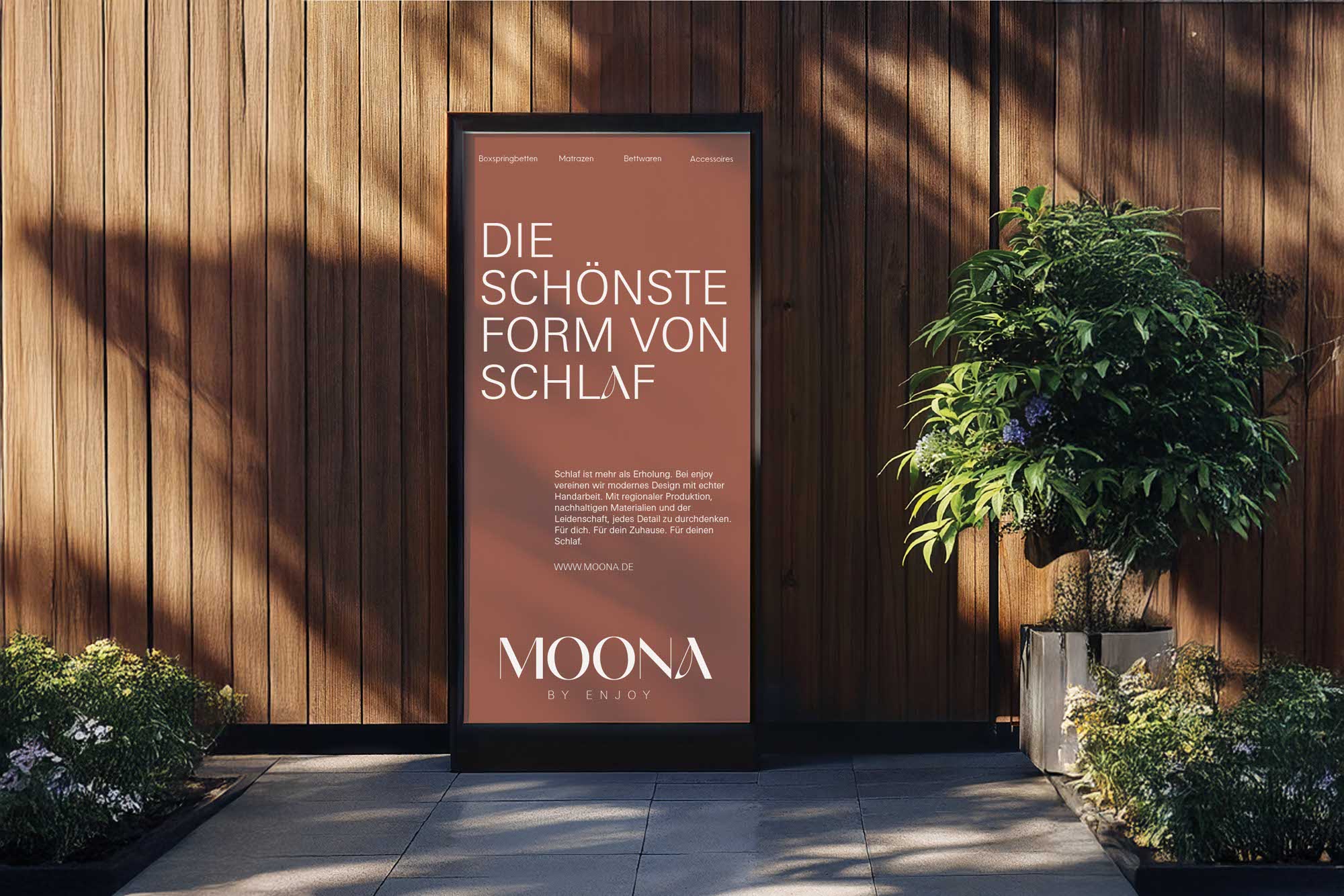 MOONA Außenwerbung – stilvolle Inszenierung im urbanen Raum mit emotionalem Markenzitat