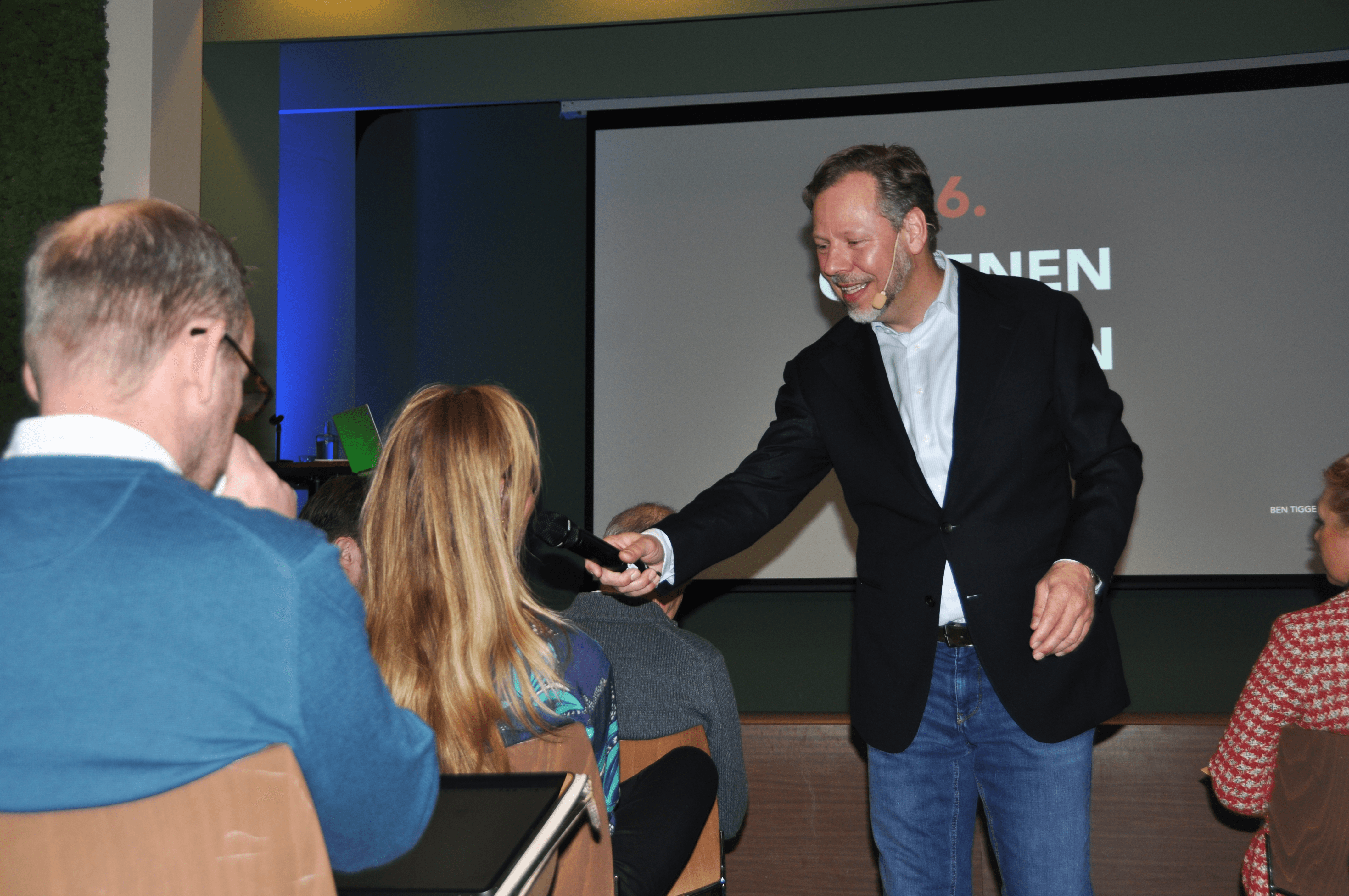 Ben stelt een vraag aan iemand