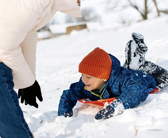 Enfant sur luge louée sur jam