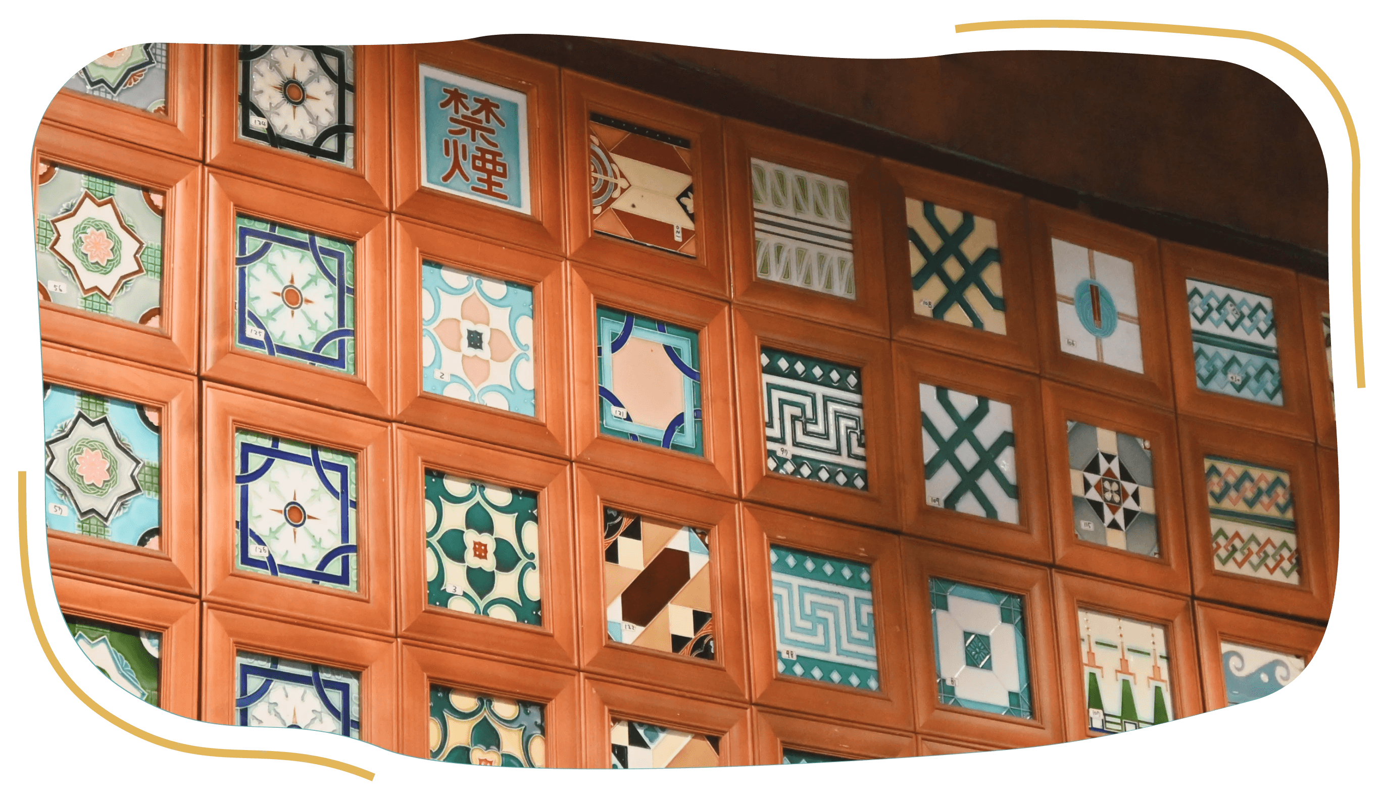 各個不同樣式、釉色配搭的花磚排列成一面牆。圖片為團隊於台灣花磚博物館拍攝。