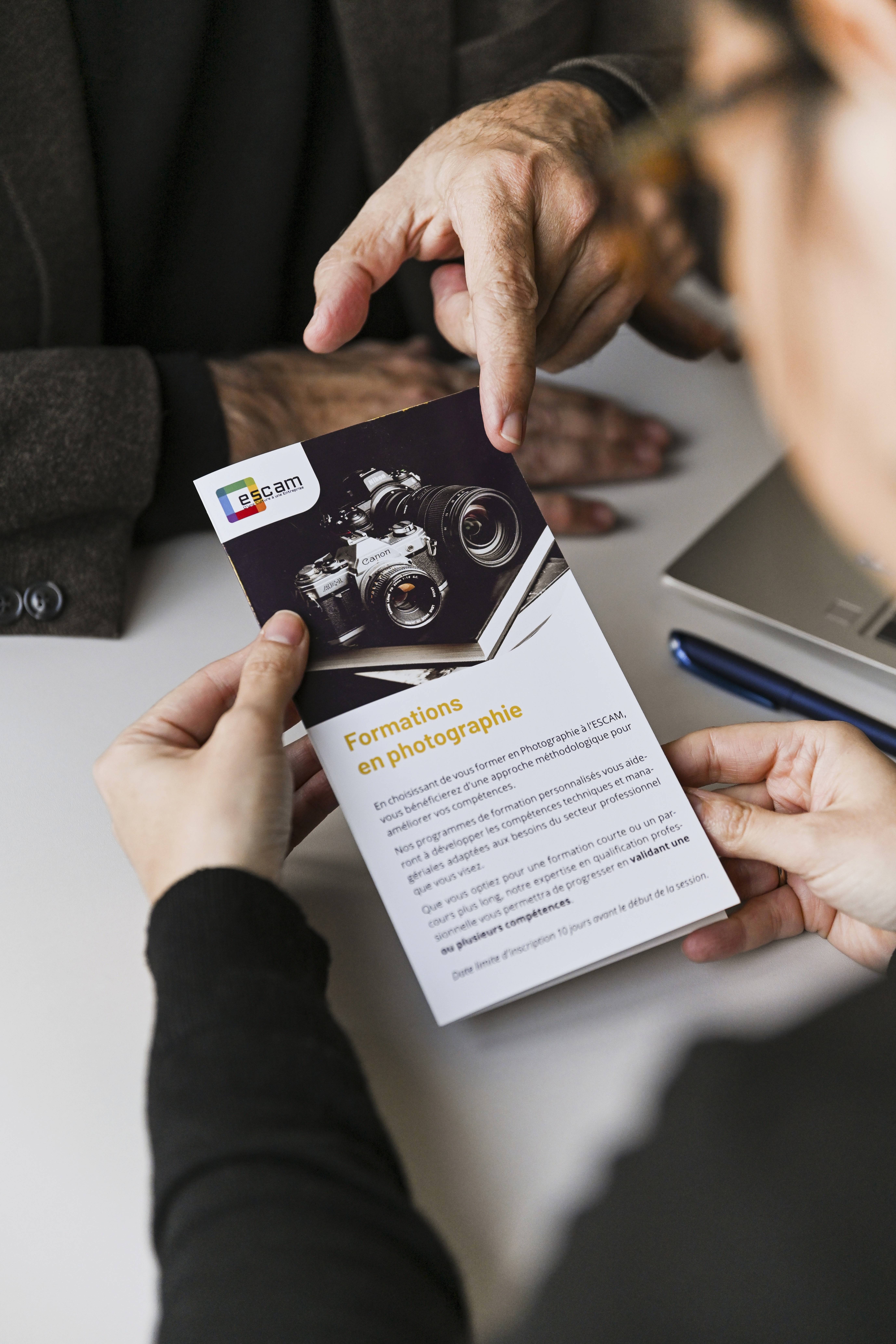 Tirelire sur un bureau