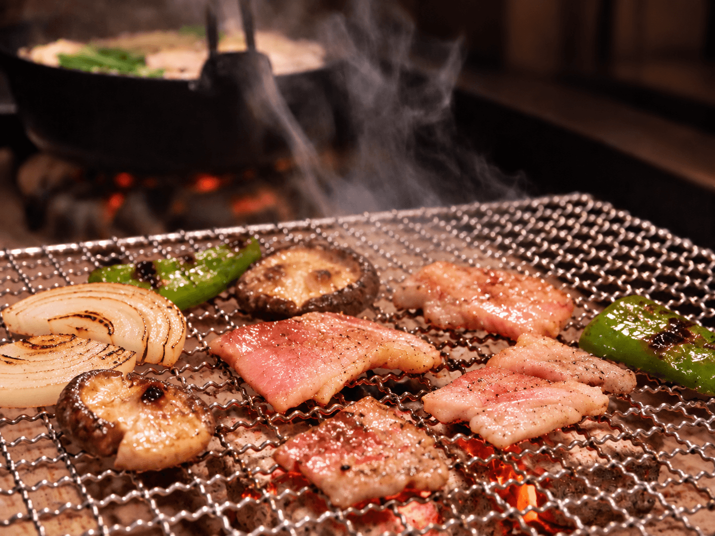 囲炉裏の炭火で肉と野菜を網焼き
