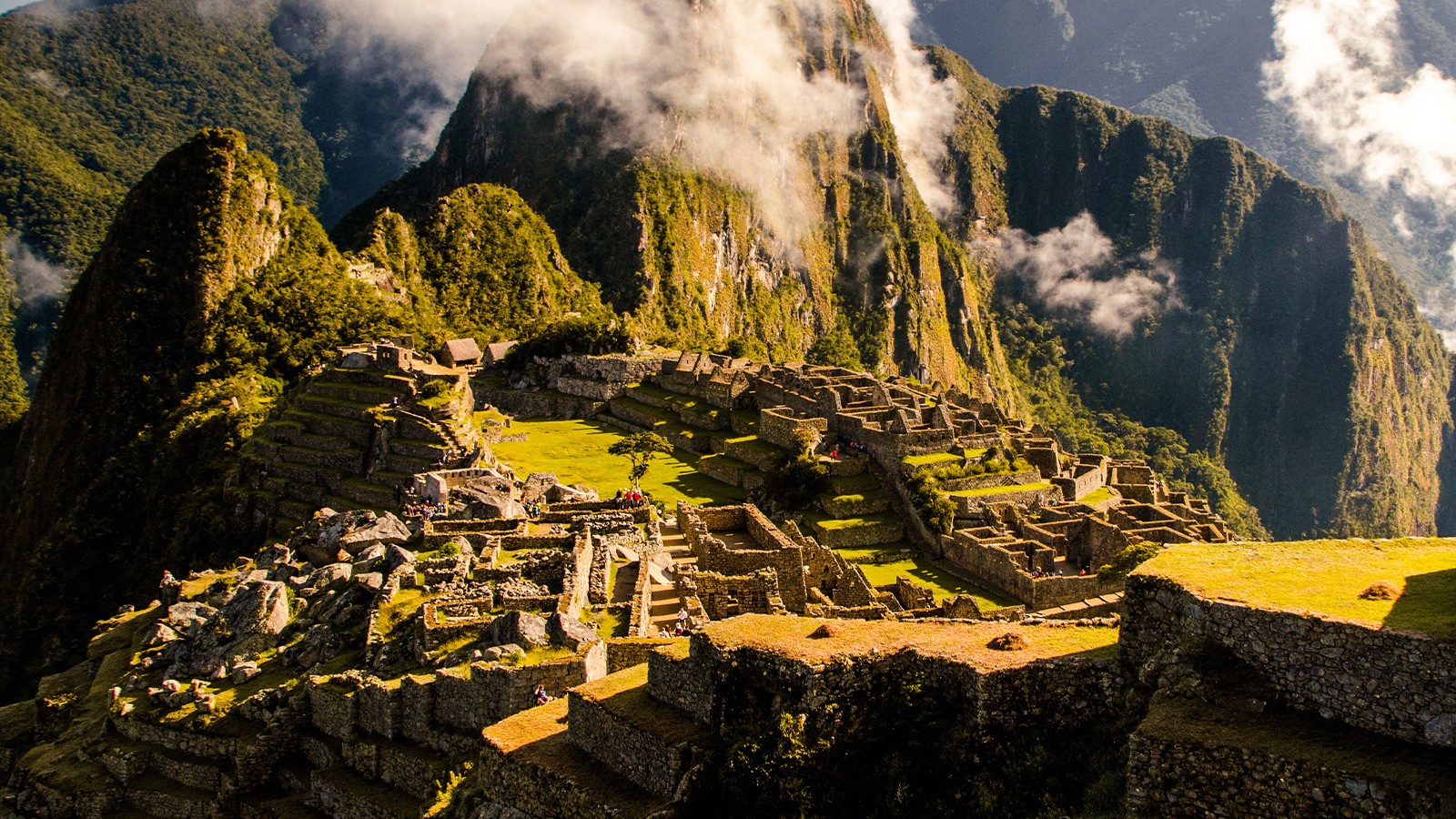 Machu Picchu, antiga cidade inca no Peru, cercada pelas montanhas da Cordilheira dos Andes e pela vegetação verde da região
