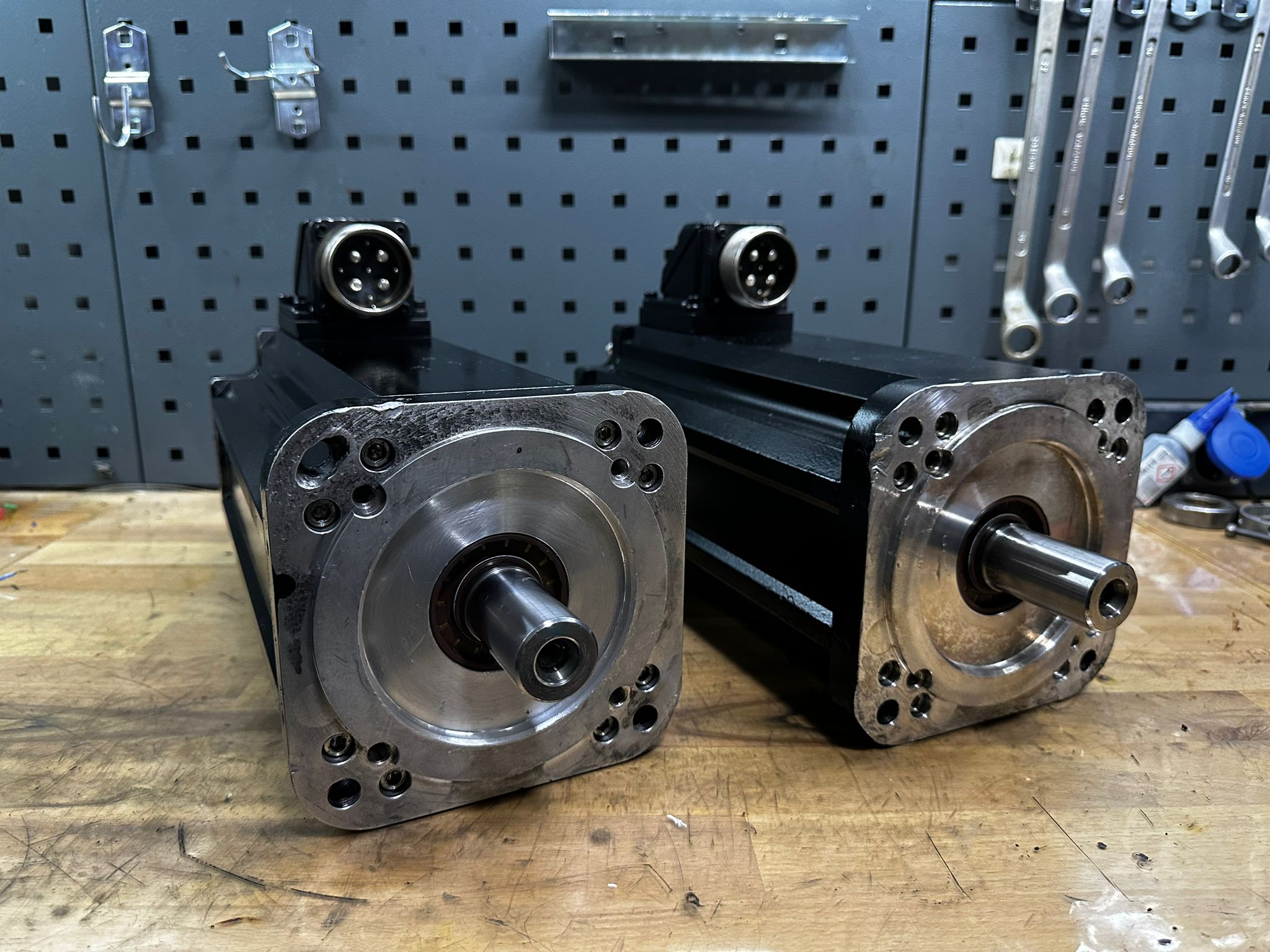 Indramat Rexroth MDD093C-F-040-N2L-130GA0 Servo Motor