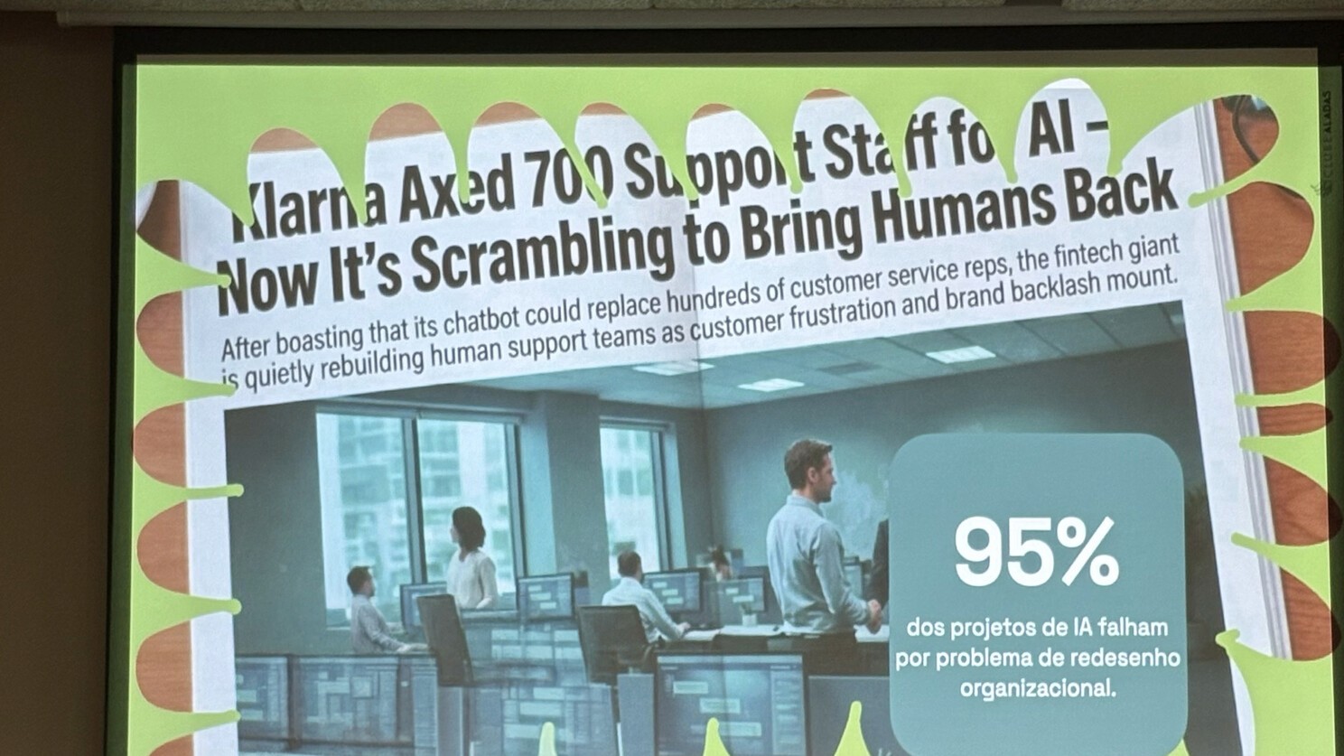Slide com notícia sobre a Klarna recontratando humanos após falha da IA, com o dado: '95% dos projetos de IA falham por problema de redesenho organizacional'.
