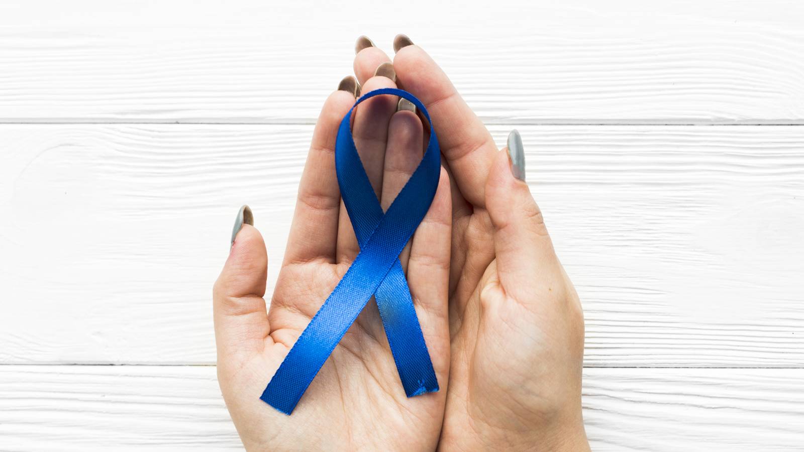 Mão segurando fita azul