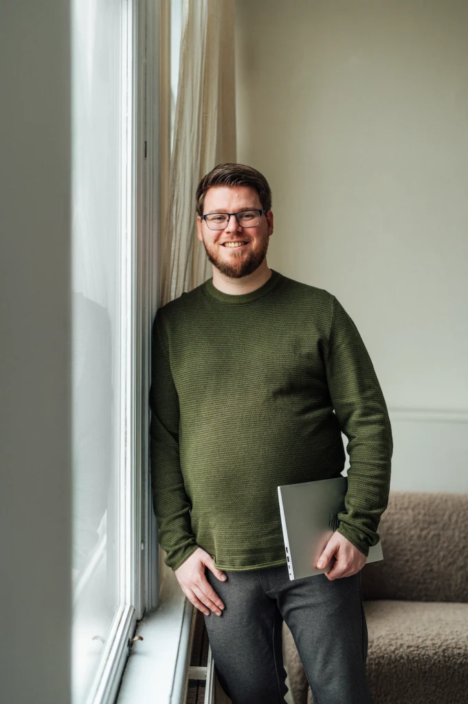 Bob, gefotografeerd met een laptop in zijn hand.