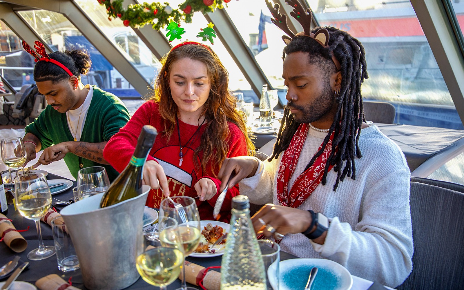 Gjester som nyter julelunsj på et cruise på Themsen.