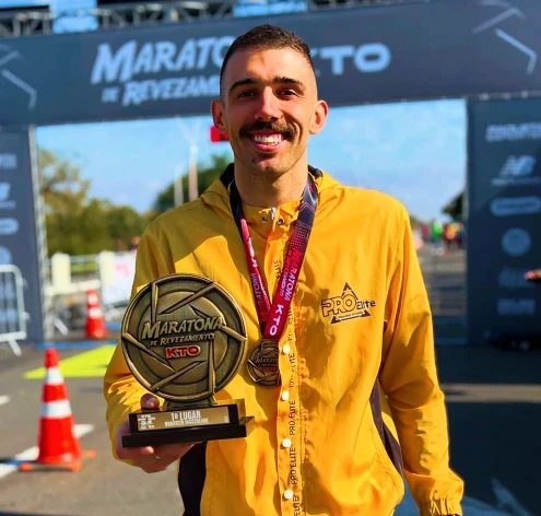 treinador nestor da pro elite segurando um troféu