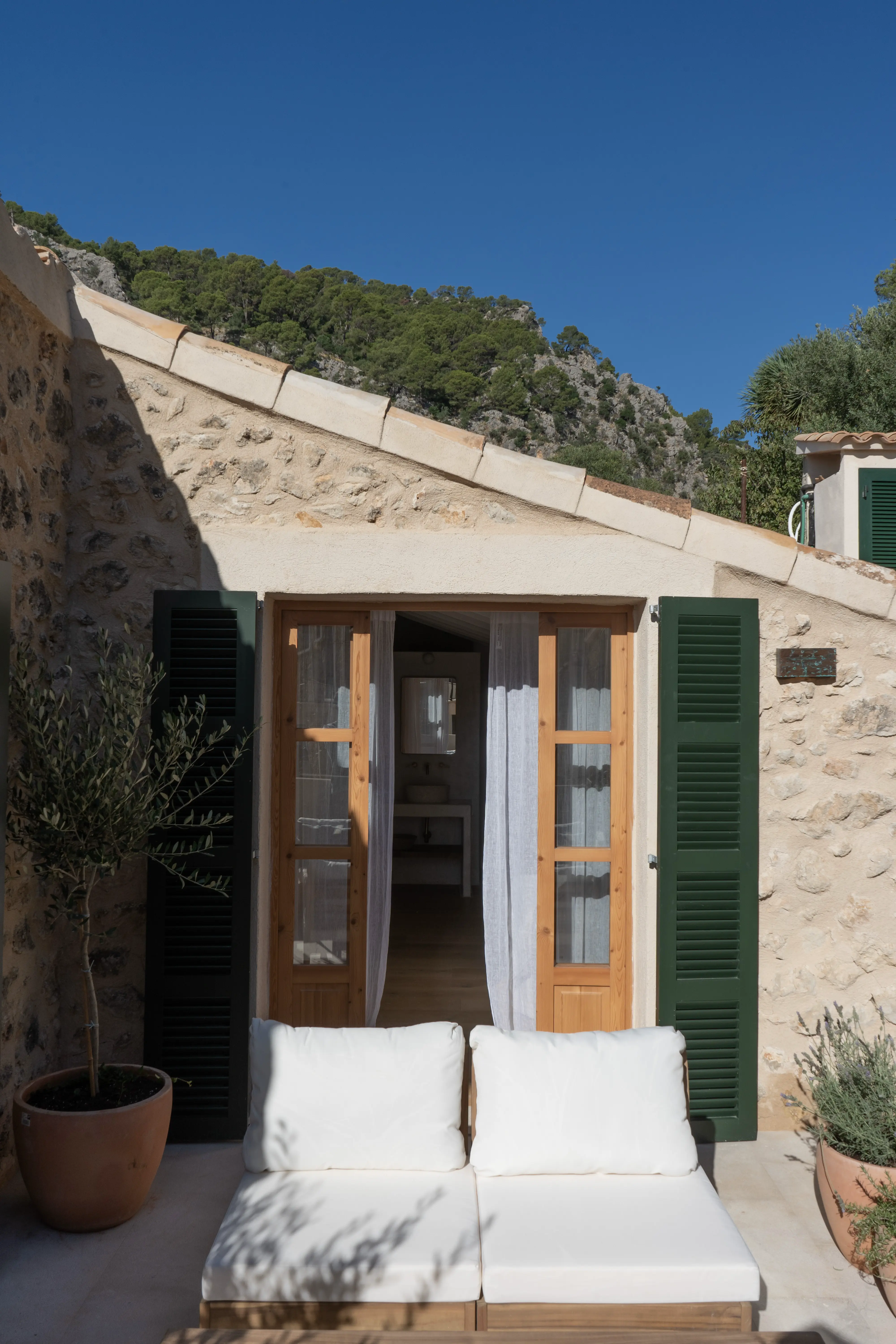 terraza exterior con hamacas y vista de ventanas de la casa