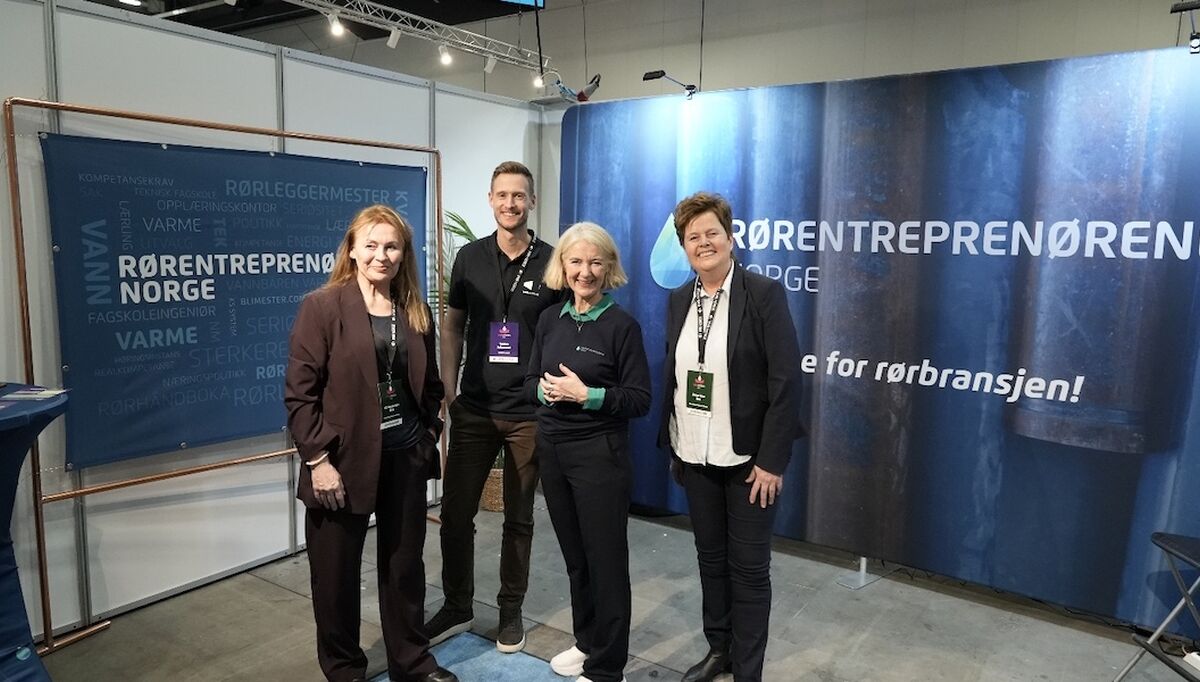 Fire mennesker foran reklamevegg for Rørentreprenørene på VVS Arena arrangert av VVS Norge