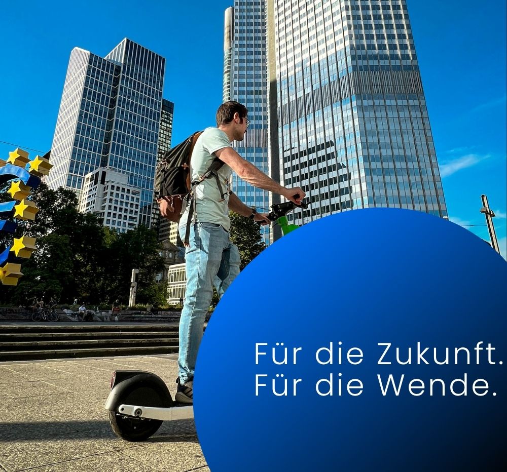 Werbung für die Energiewende. Im Hintergrund eine Person die ein E-Scooter fährt und in einem Kreis steht der Text "Für Vorbilder der Energiewende"