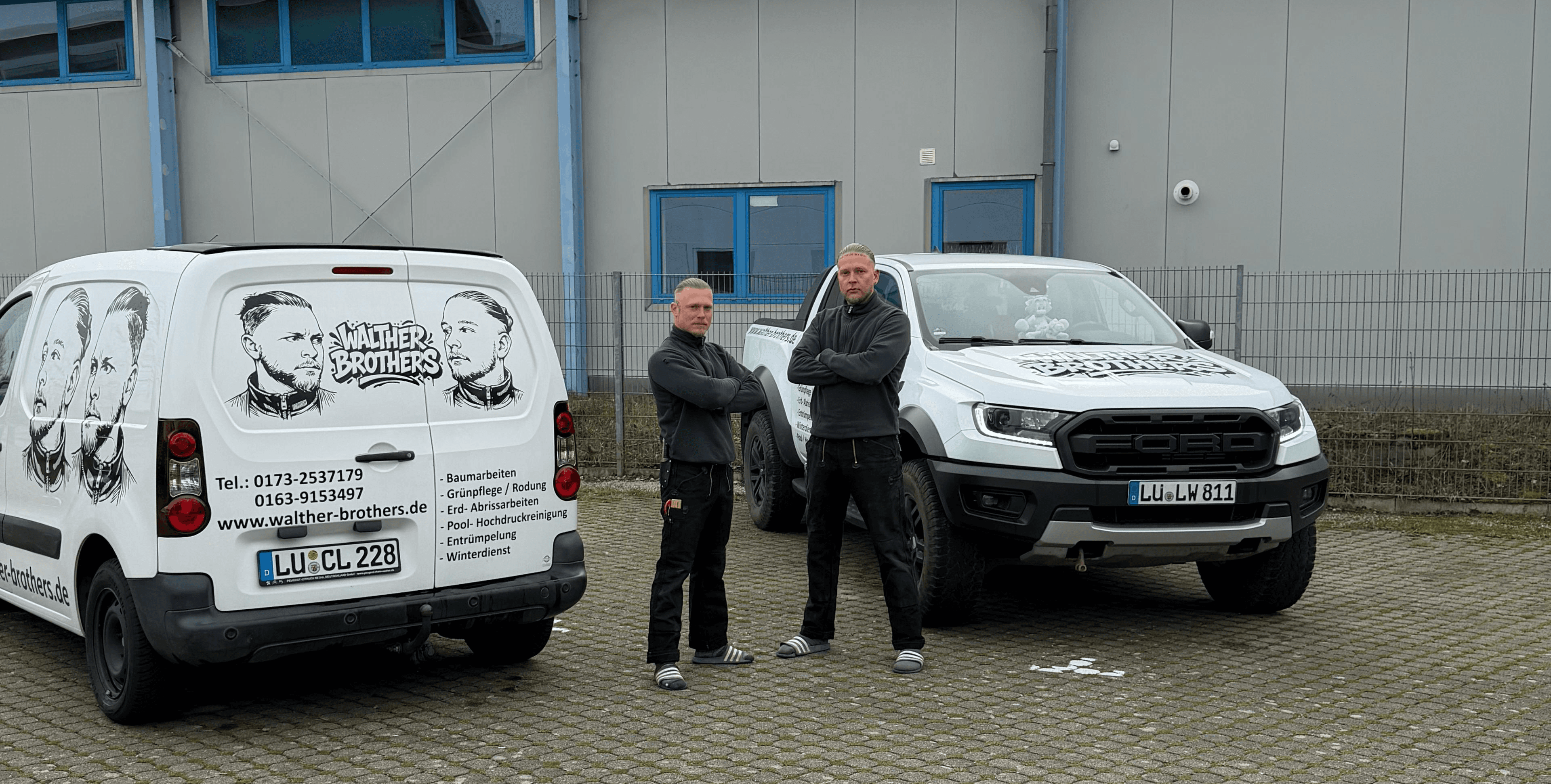 Trainer coacht einen Kursteilnehmer beim Boxsacktraining bei Fuchs Kampfsport