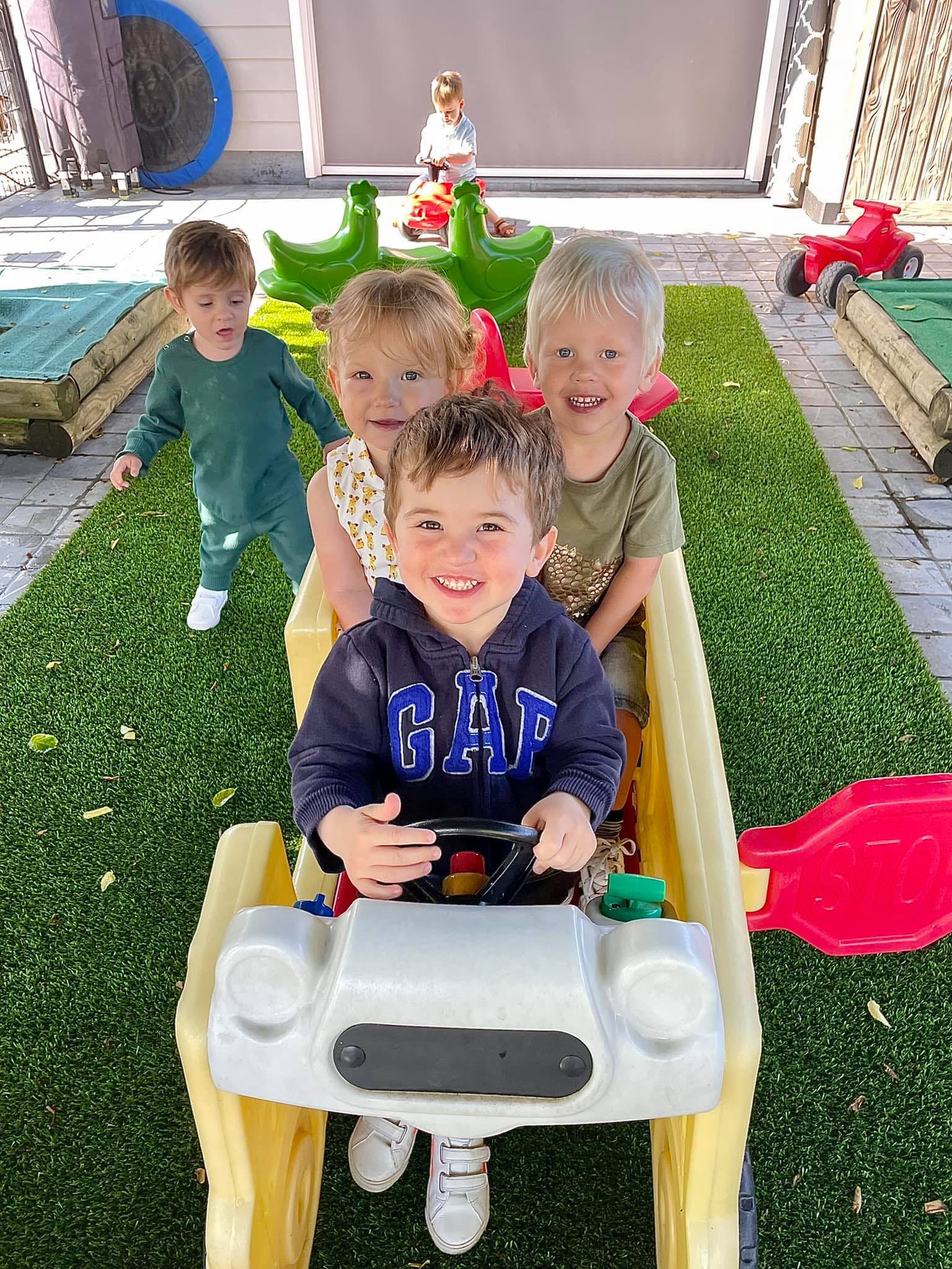 kinderen die spelen en lachen