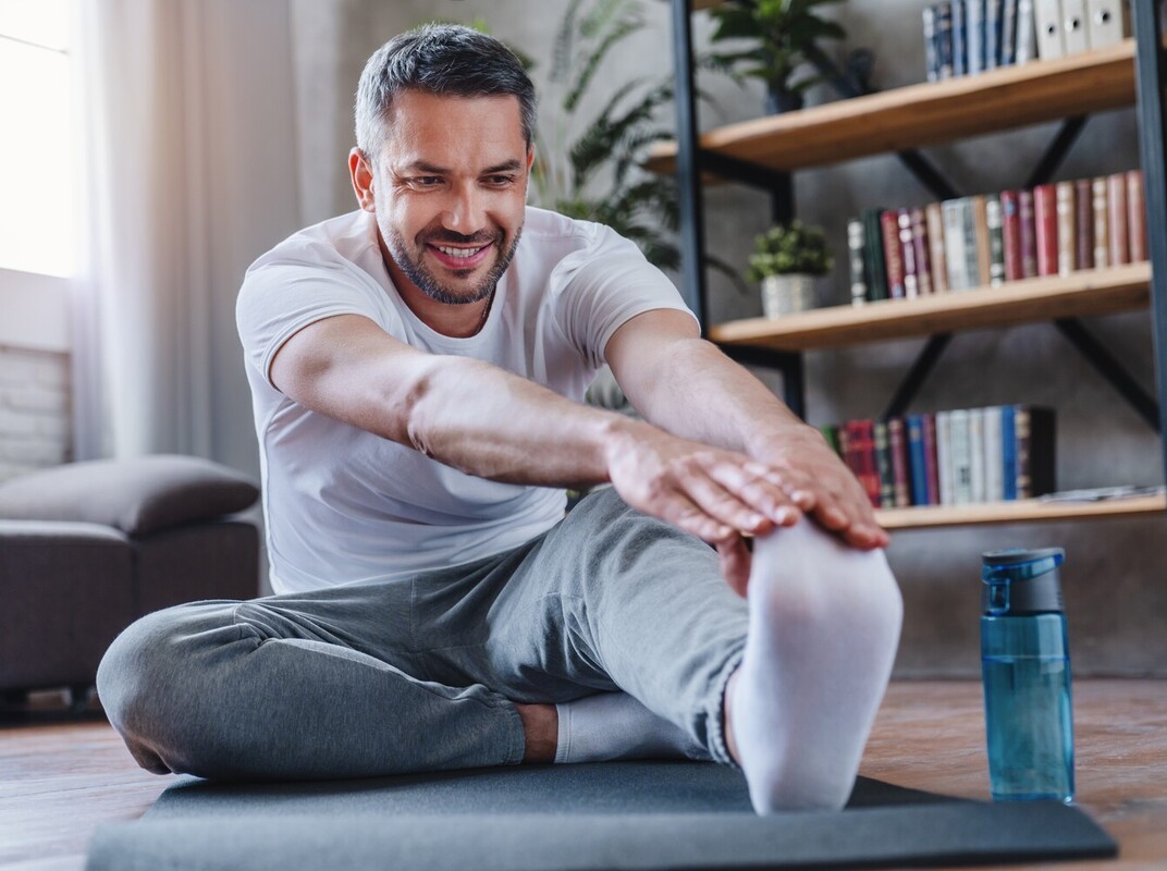man repeating the same easy workout to lose weight at home and hitting a plateau