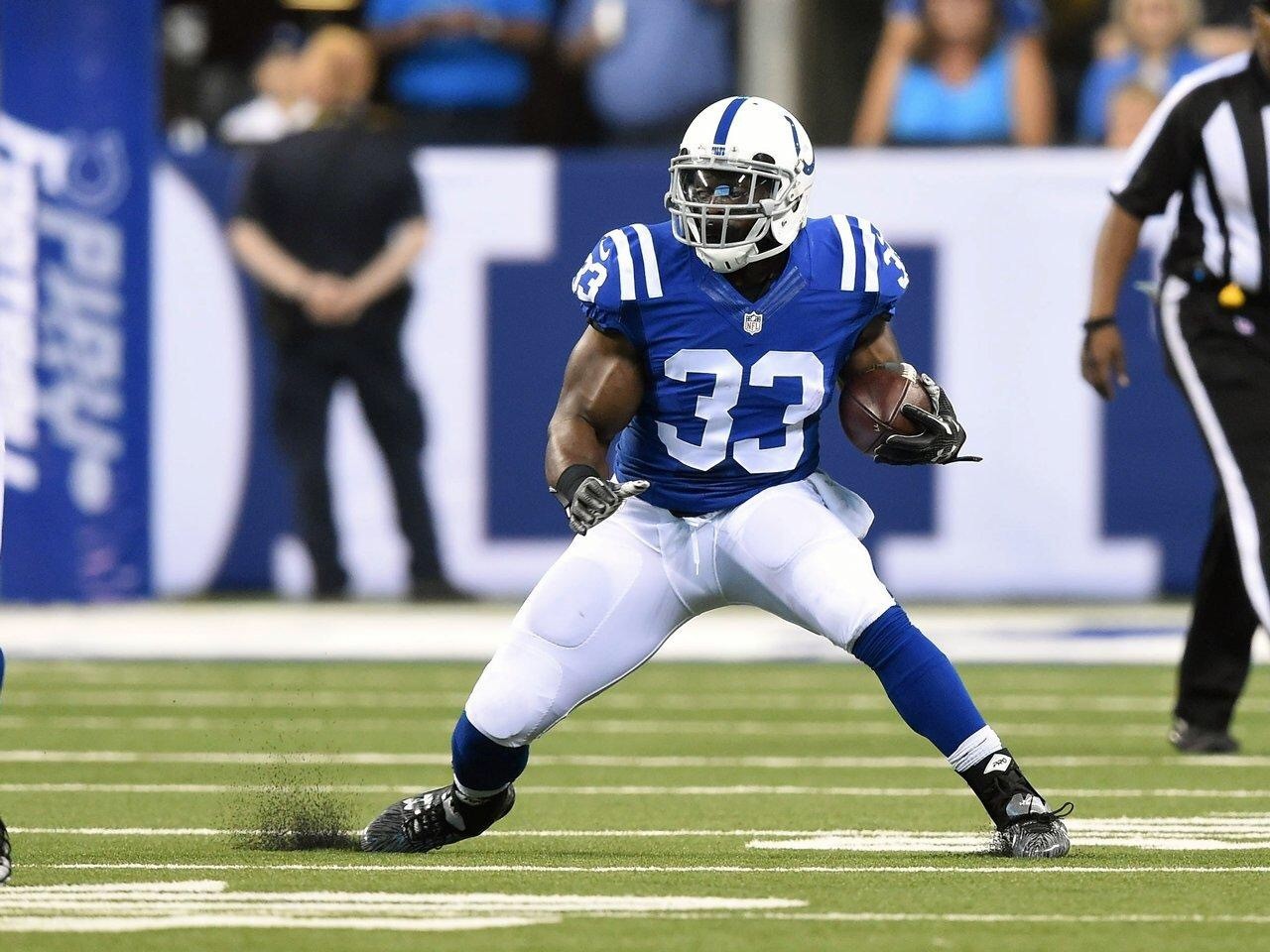 Robert Turbin playing football on the field.