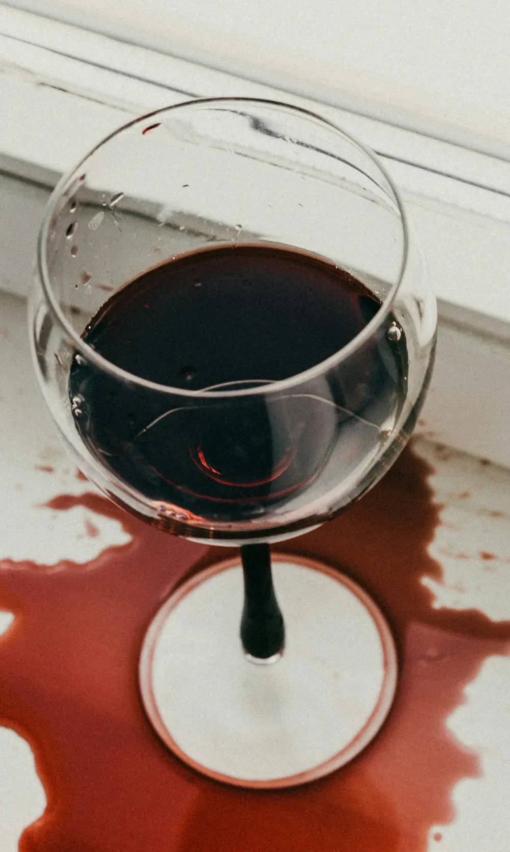 Verschüttetes Glas Rotwein