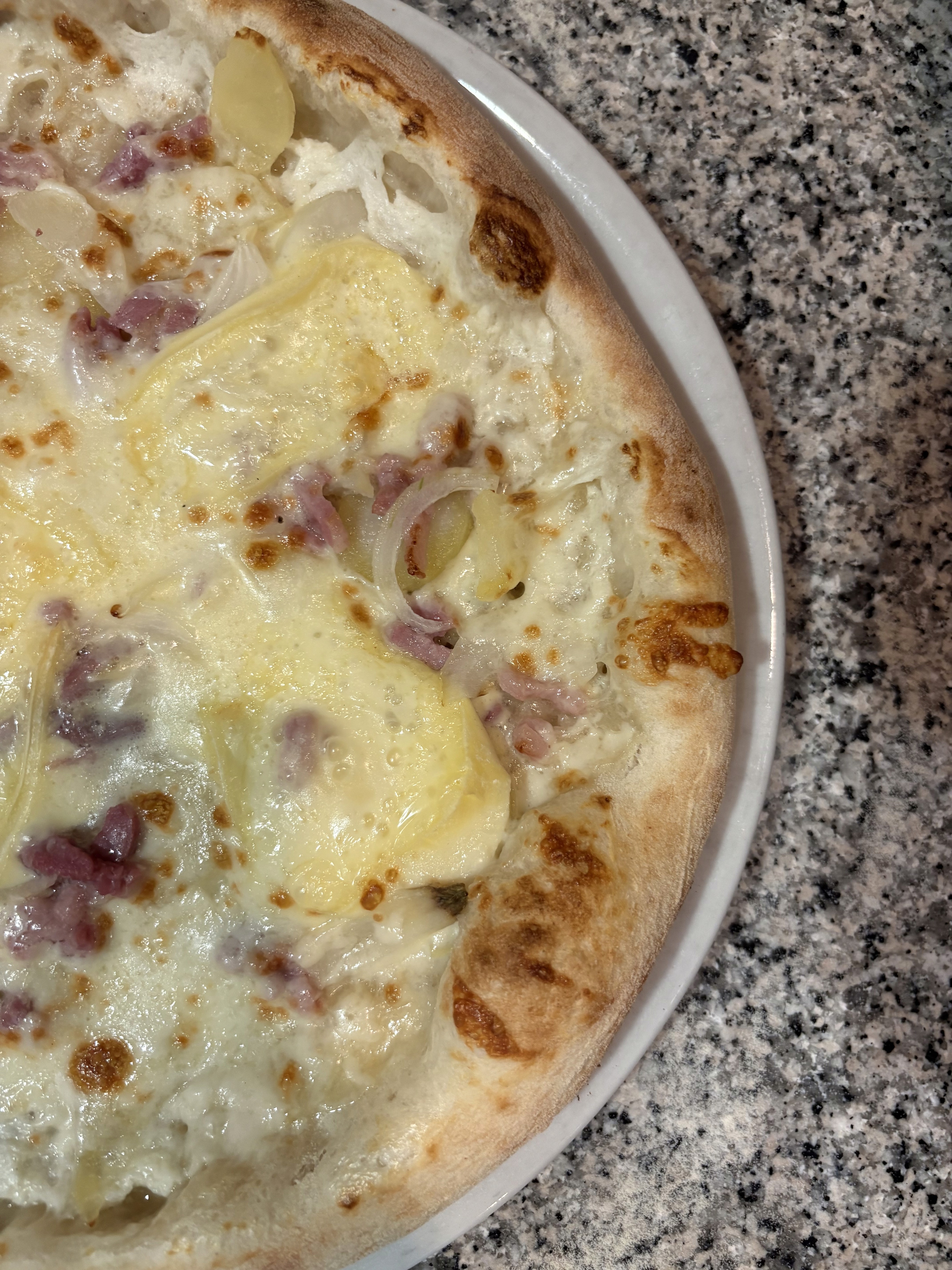Pizza Tartiflette à la crème et aux lardons