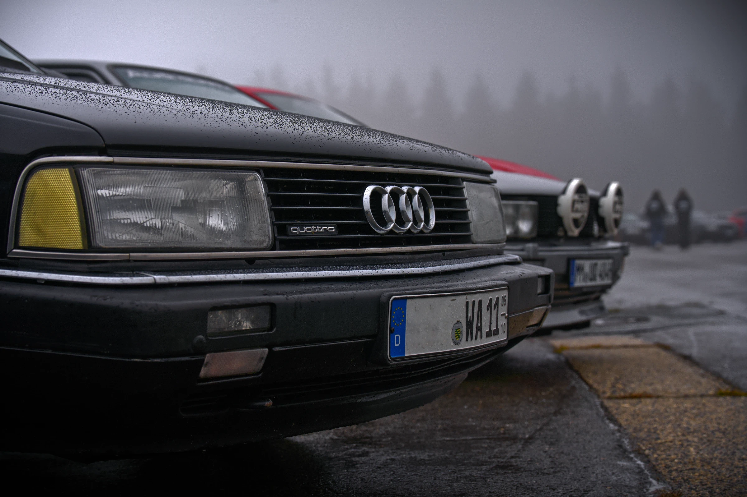 Audi Urquattro beim Audi RS Treffen Crottendorf 2025 im Regen und dichten Erzgebirgsnebel, aufgenommen als Detailansicht der ikonischen Frontpartie.