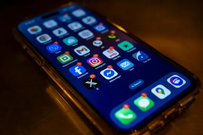 Smartphone scherm dat sociale media en berichten-apps weergeeft