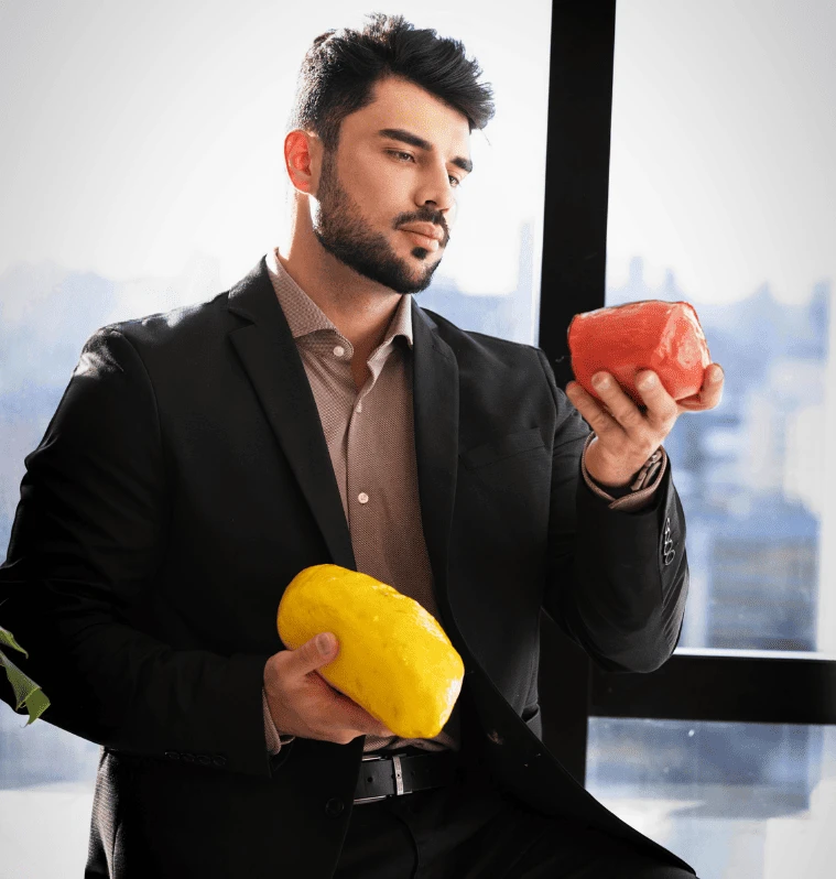 Dr. Diego Santria segurando peça de musculo e outra de gordura