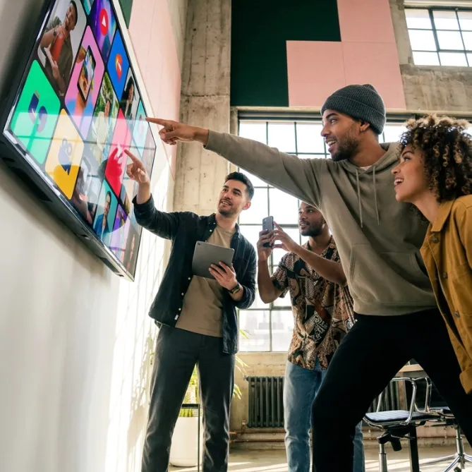 Équipe DAJM en atelier de travail analysant des indicateurs clés sur un tableau de bord digital, illustrant notre expertise en "Marque employeur et corporate" pour garantir une performance mesurable de nos actions