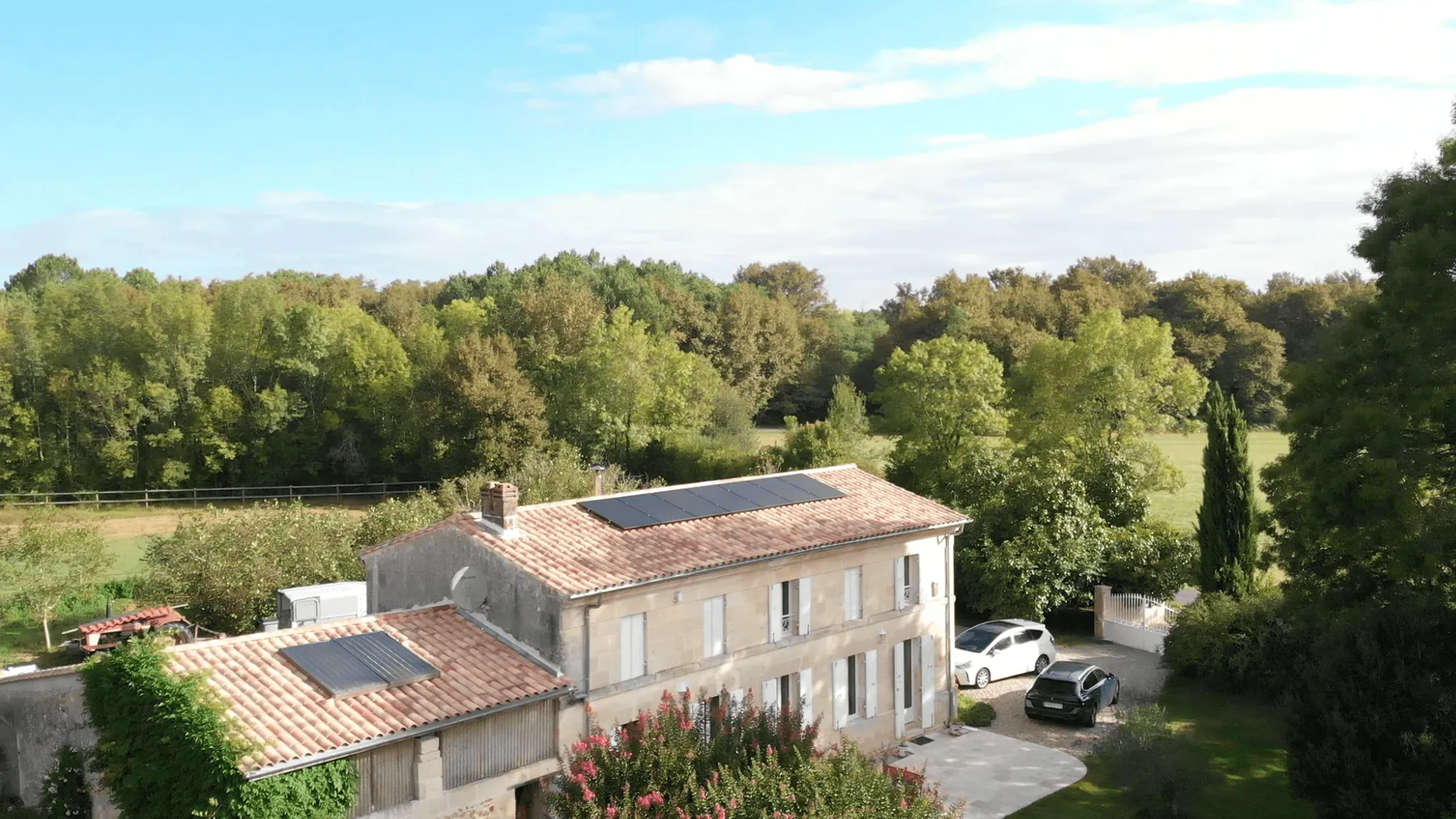 Photo d'une maison à Marcenais équipée de panneaux photovoltaïques dont l'installation a été faite par Moon Énergie, powered by Solarock.