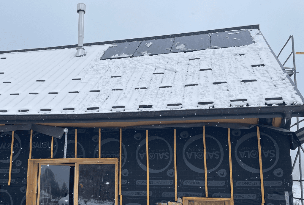 Photo d'une maison à Maurienne équipée de panneaux photovoltaïques dont l'installation a été faite par Solarock.