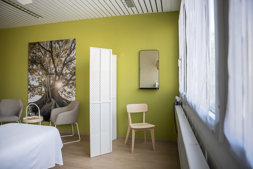 Balansana Praxis für Medizinische Massage in Cham – Moderner und einladender Behandlungsraum.