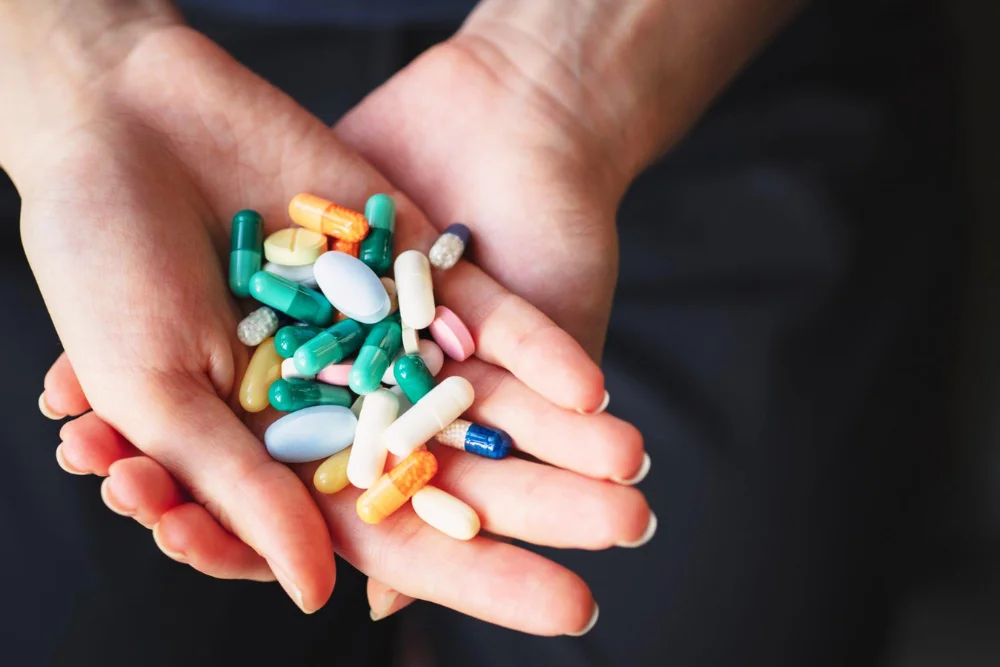 Lista completa de combinaciones de medicamentos que pueden ser fatales. Aprende a identificar interacciones peligrosas.