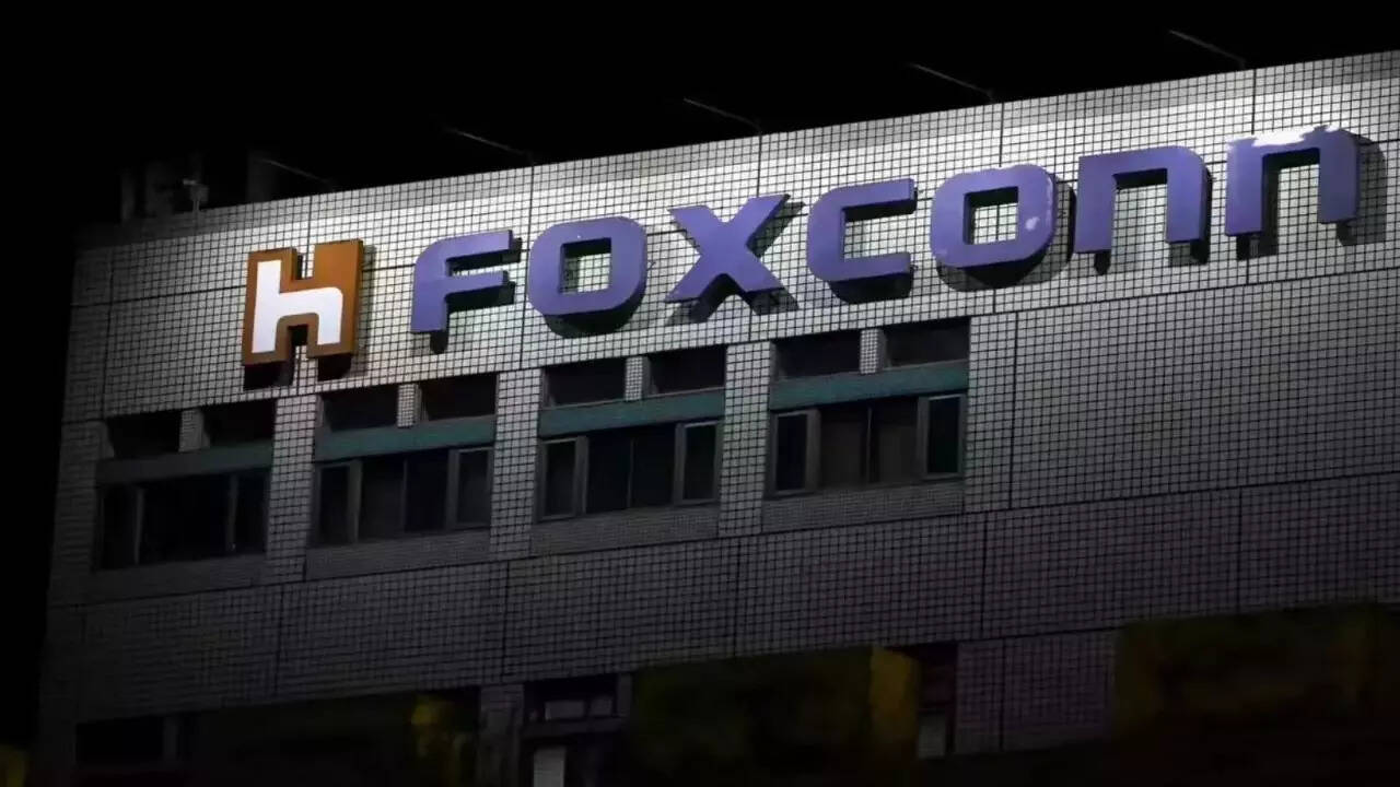 Foxconn hires 30,000 workers at its iPhone assembly plant in ...