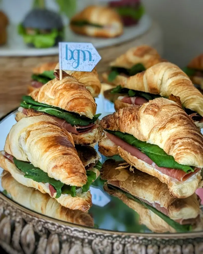 Mini croissants de jamón serrano y rúcula para catering de cóctel y eventos en Santiago.