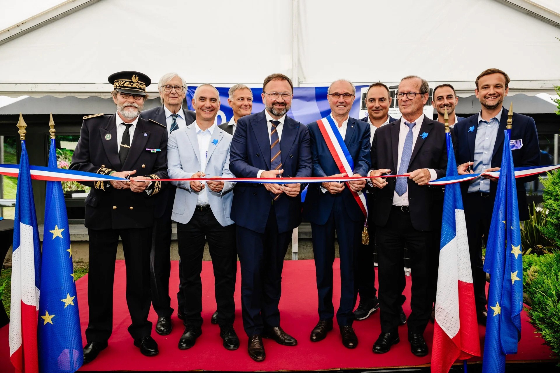 Découpe du ruban avec toutes les personnalités publiques de l'événement ainsi que les fondateurs d'heliup