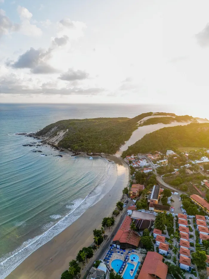 Vista aérea da praia de Natal com falésias e mar azul