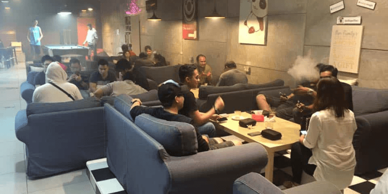 Sekumpulan kawan menikmati masa bersama di kafe vape di Jaya One.