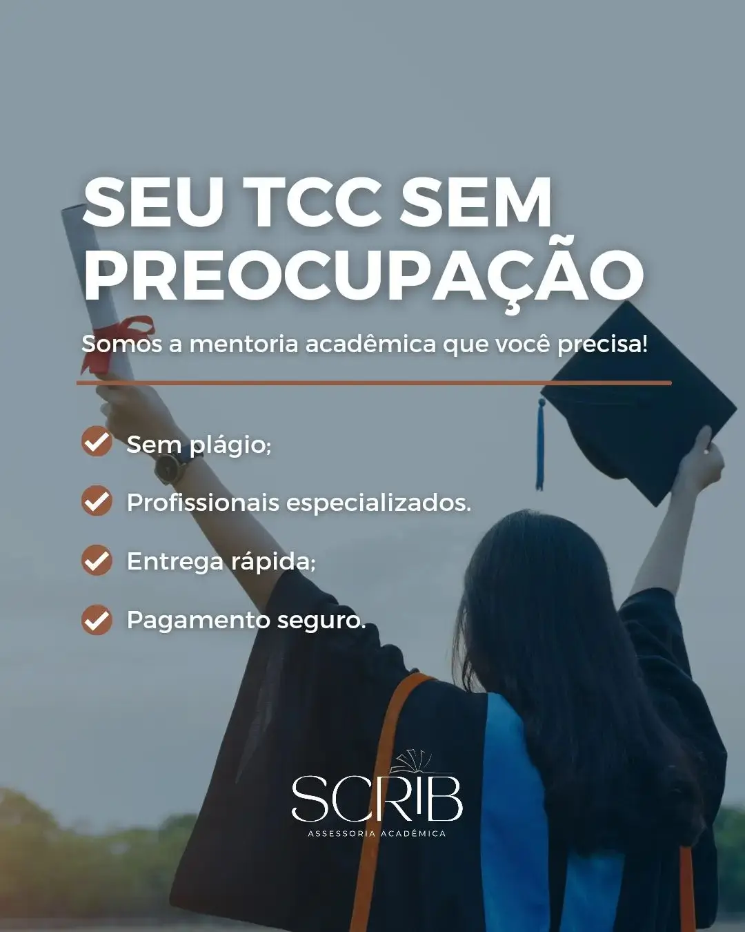 Estudante se formando e segurando um capelo