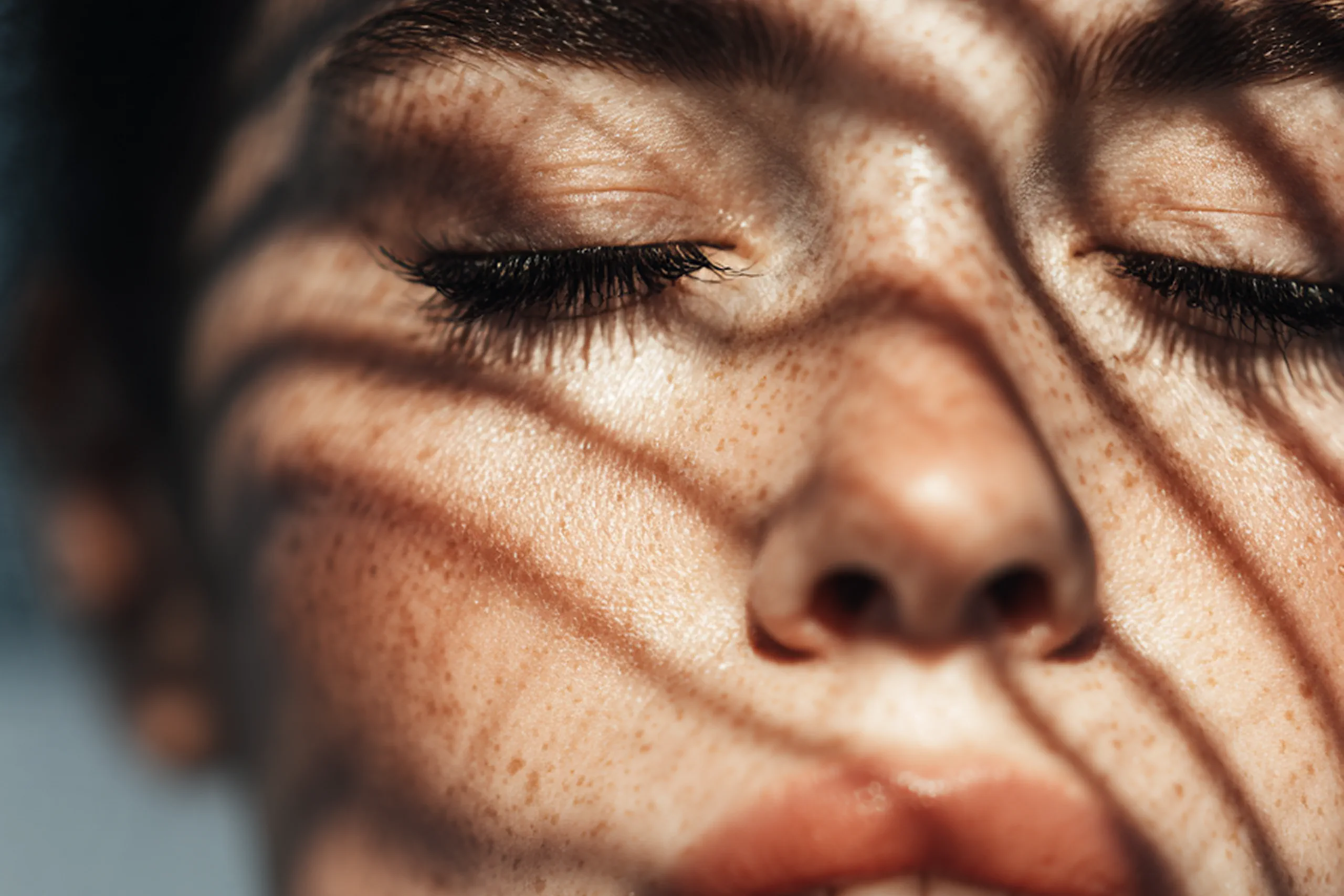 Nahaufnahme eines Gesichts im Sonnenlicht – Wärme, Ruhe und Natürlichkeit als Sinnbild für das Leben in MARTA.