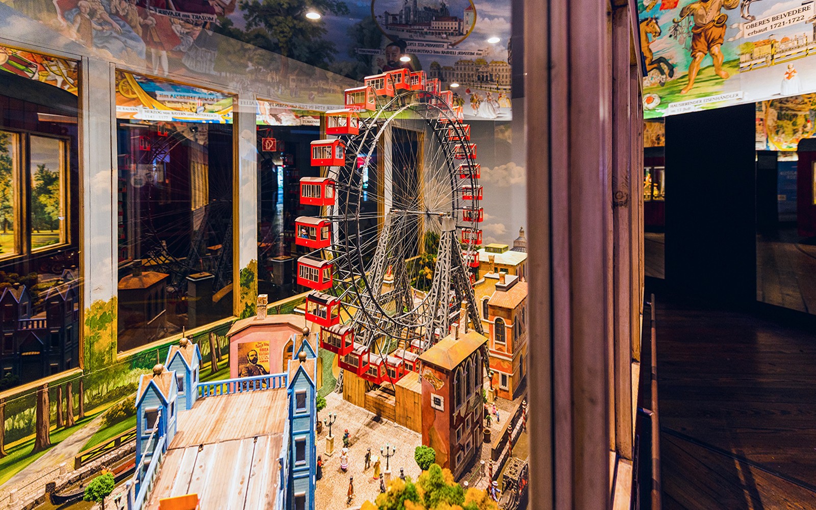 Model kincir ria dan bangunan bersejarah di pameran The Wheel of History ‘Panorama’.