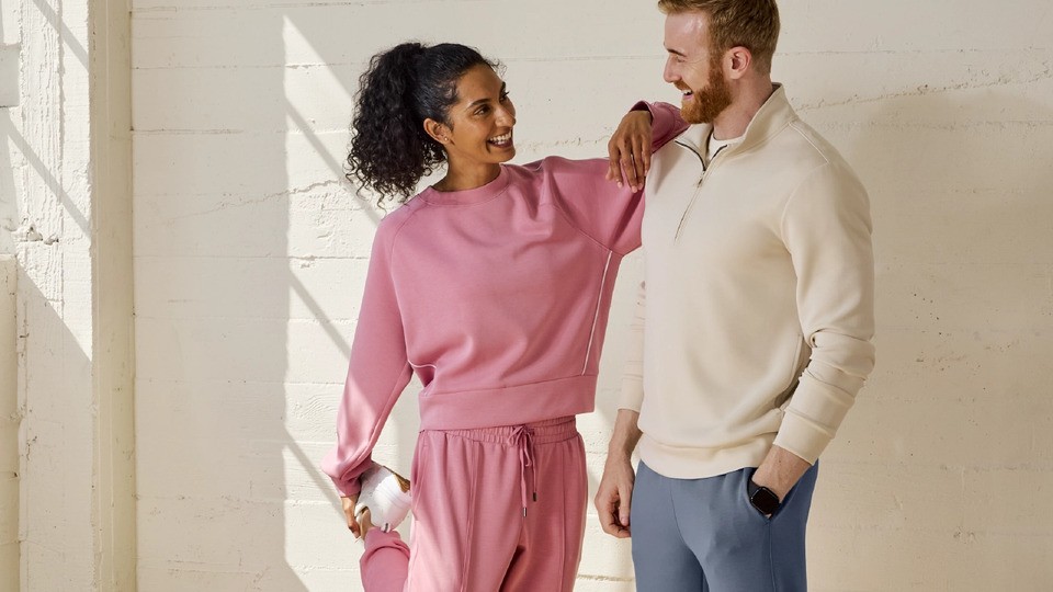Imagen de mujer disfrutando de una taza de café caliente en la mañana