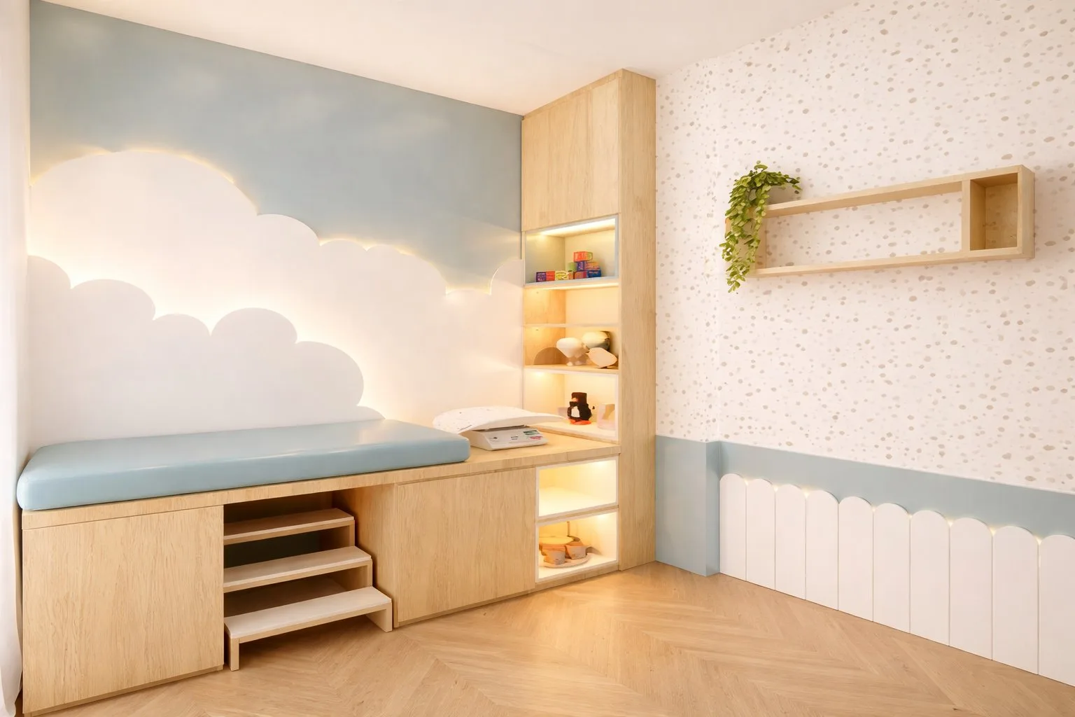 Cabinet pédiatrique aménagé sur mesure en Gironde – table d'examen intégrée, mobilier bois, fresque nuages, atmosphère rassurante et conforme ERP, par Eva Hostein