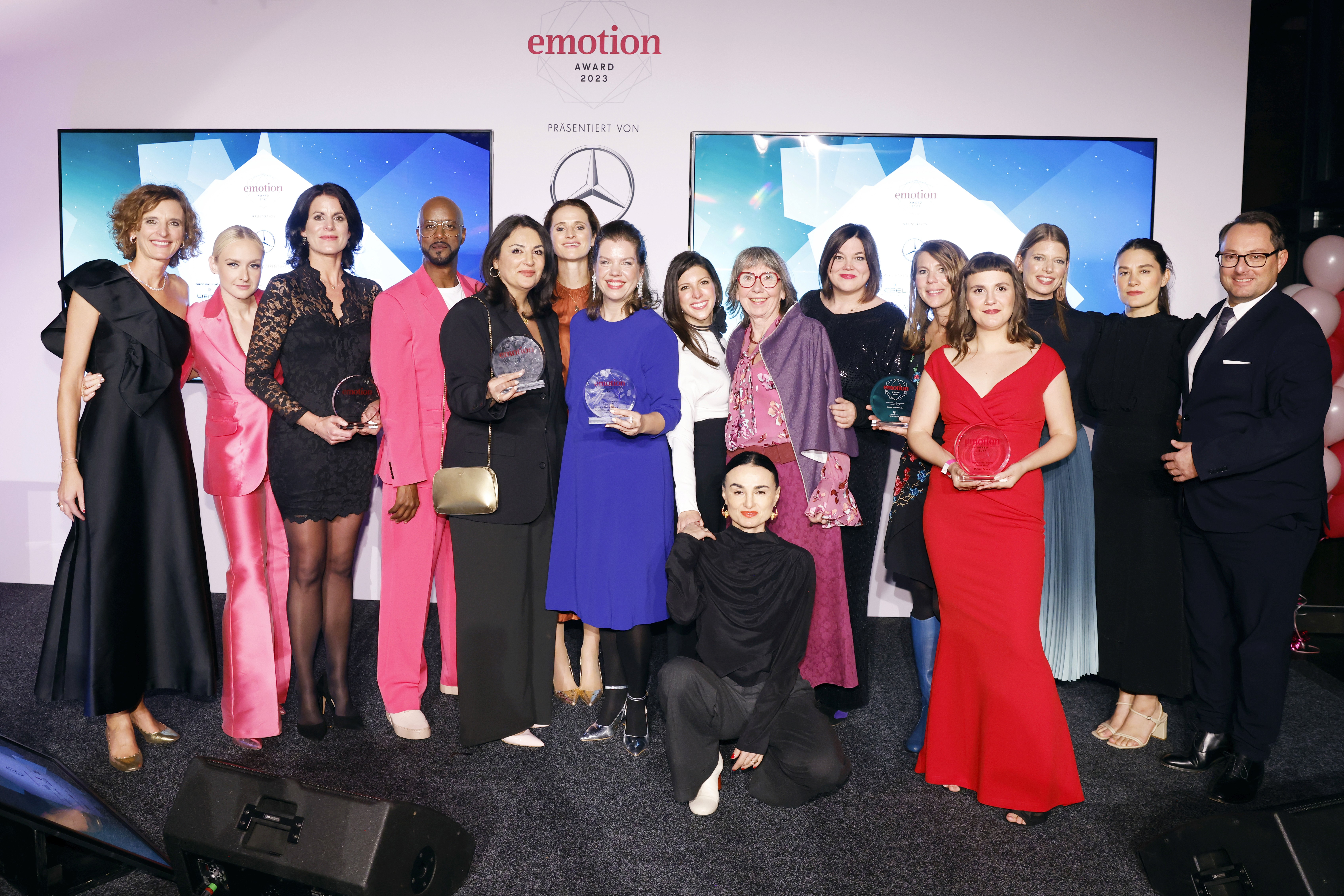 Die Gewinnerinnen, Laudator:innen, Moderator:innen und Sponsor:innen des emotion Award 2023