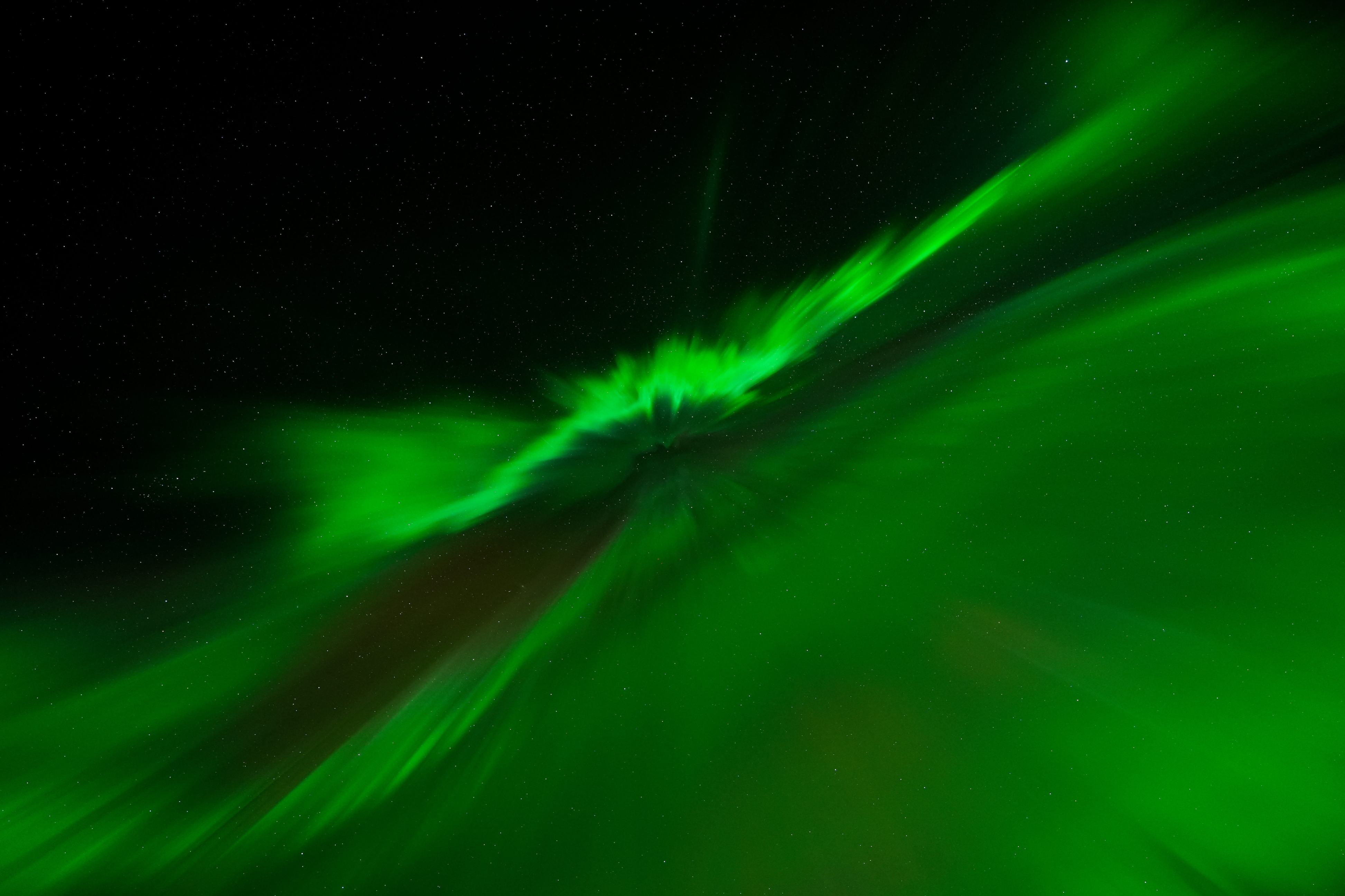 Northern Lights tour photography from Aurora Experts in Iceland, featuring guests beneath the aurora, winter landscapes, and vivid skies over remote Icelandic locations.